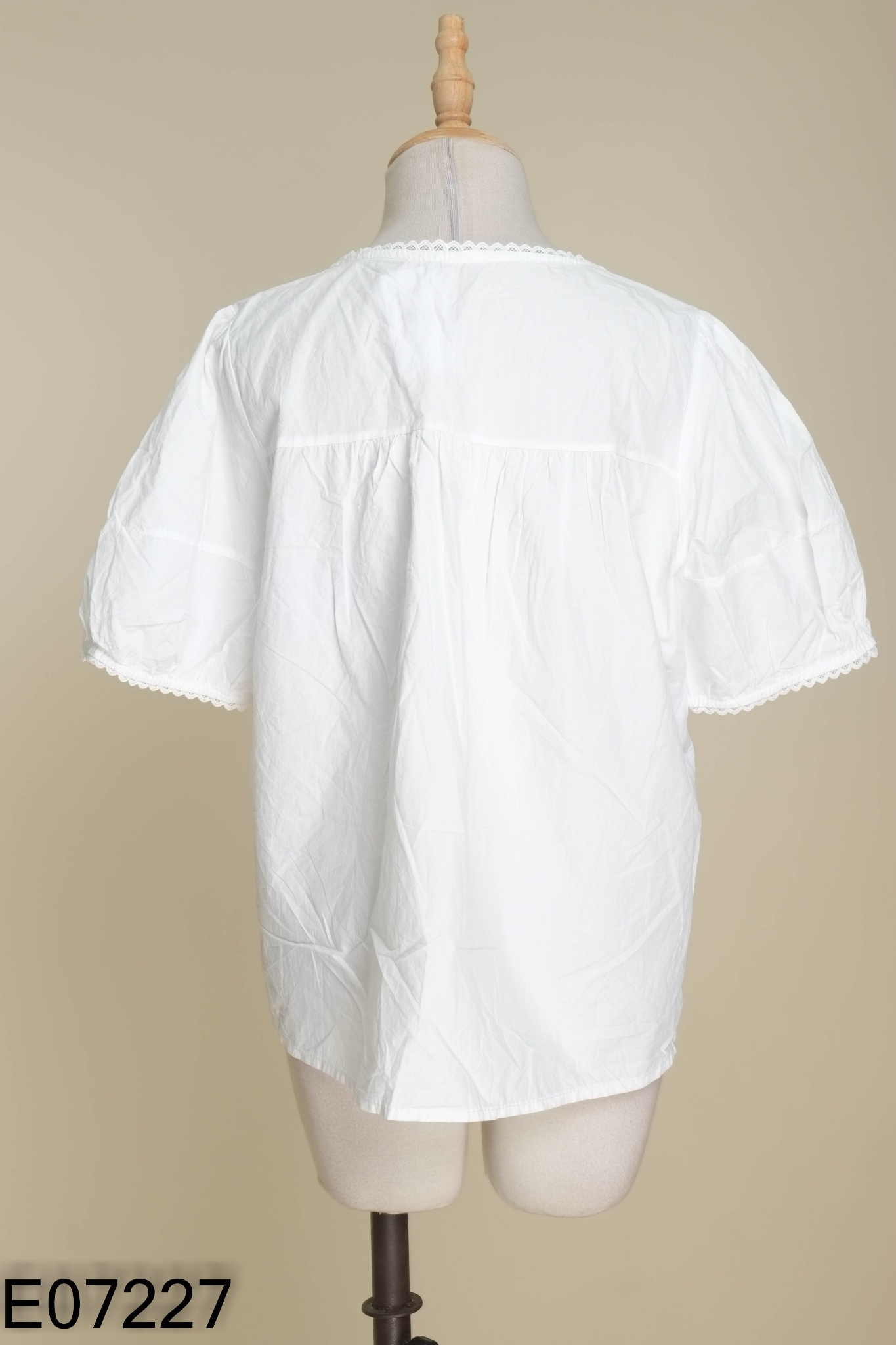 Áo babydoll trắng cài khuy