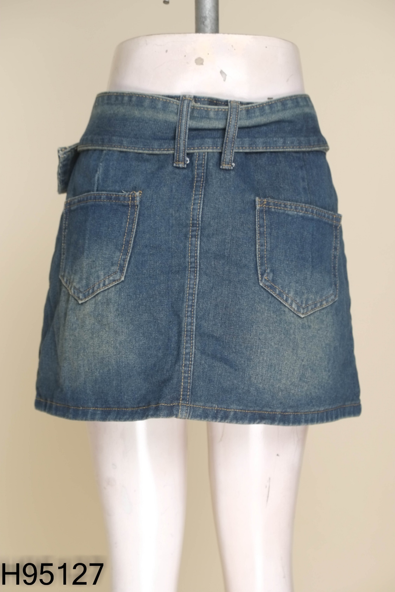 Chân váy jeans xanh phối đai