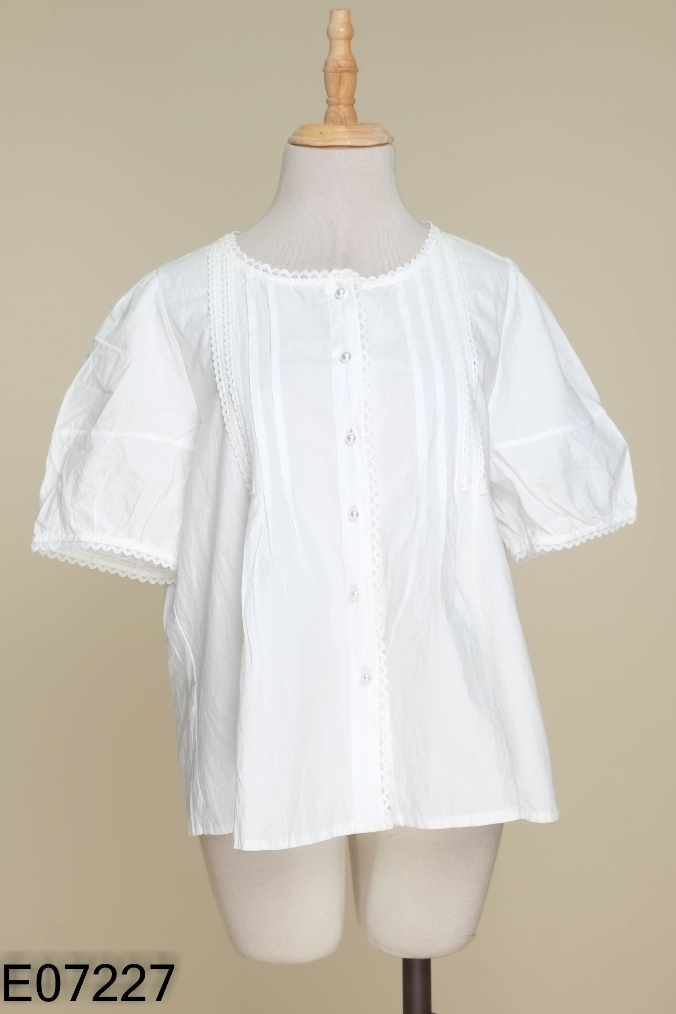 Áo babydoll trắng cài khuy