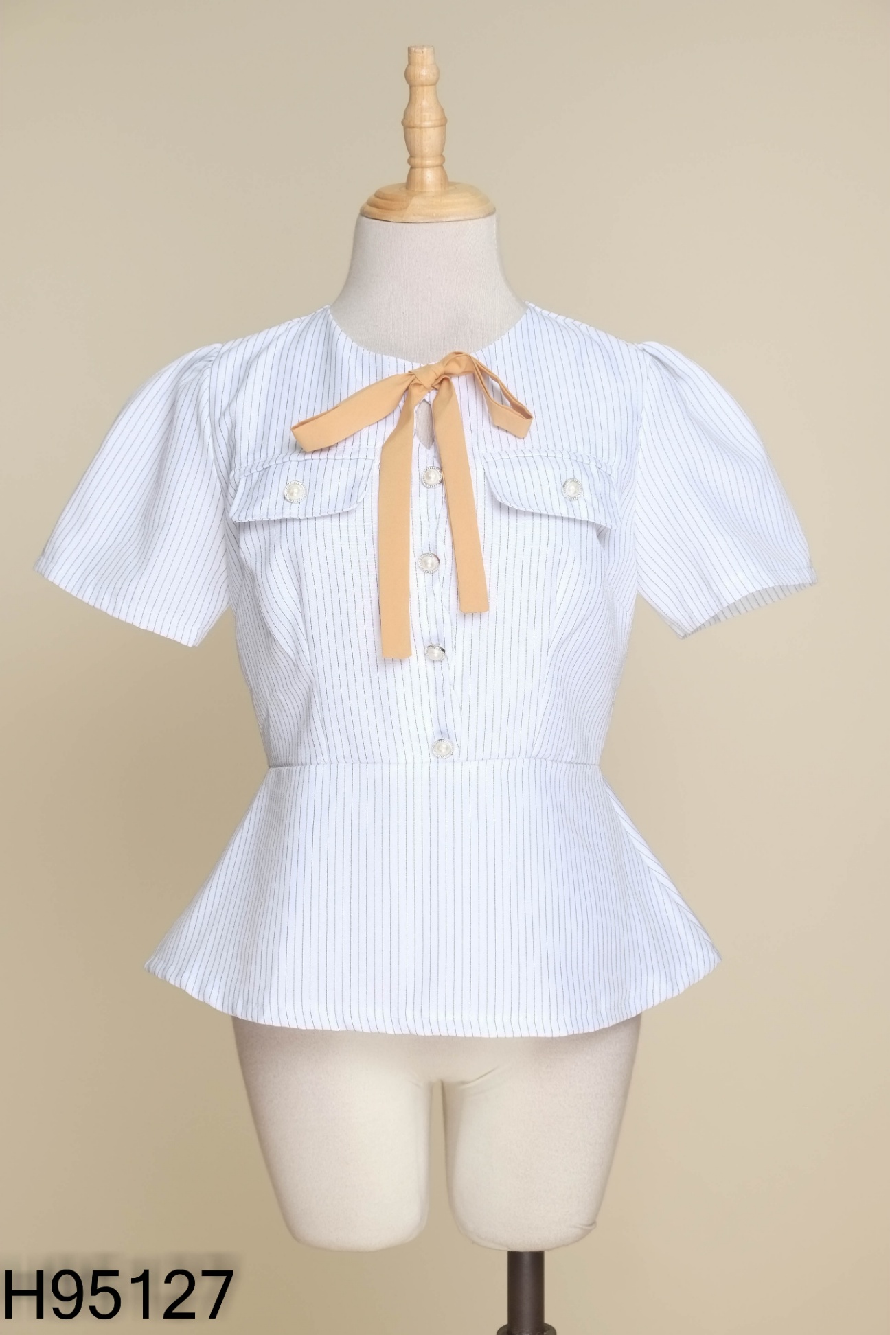 Áo trắng sọc xanh cúc ngọc