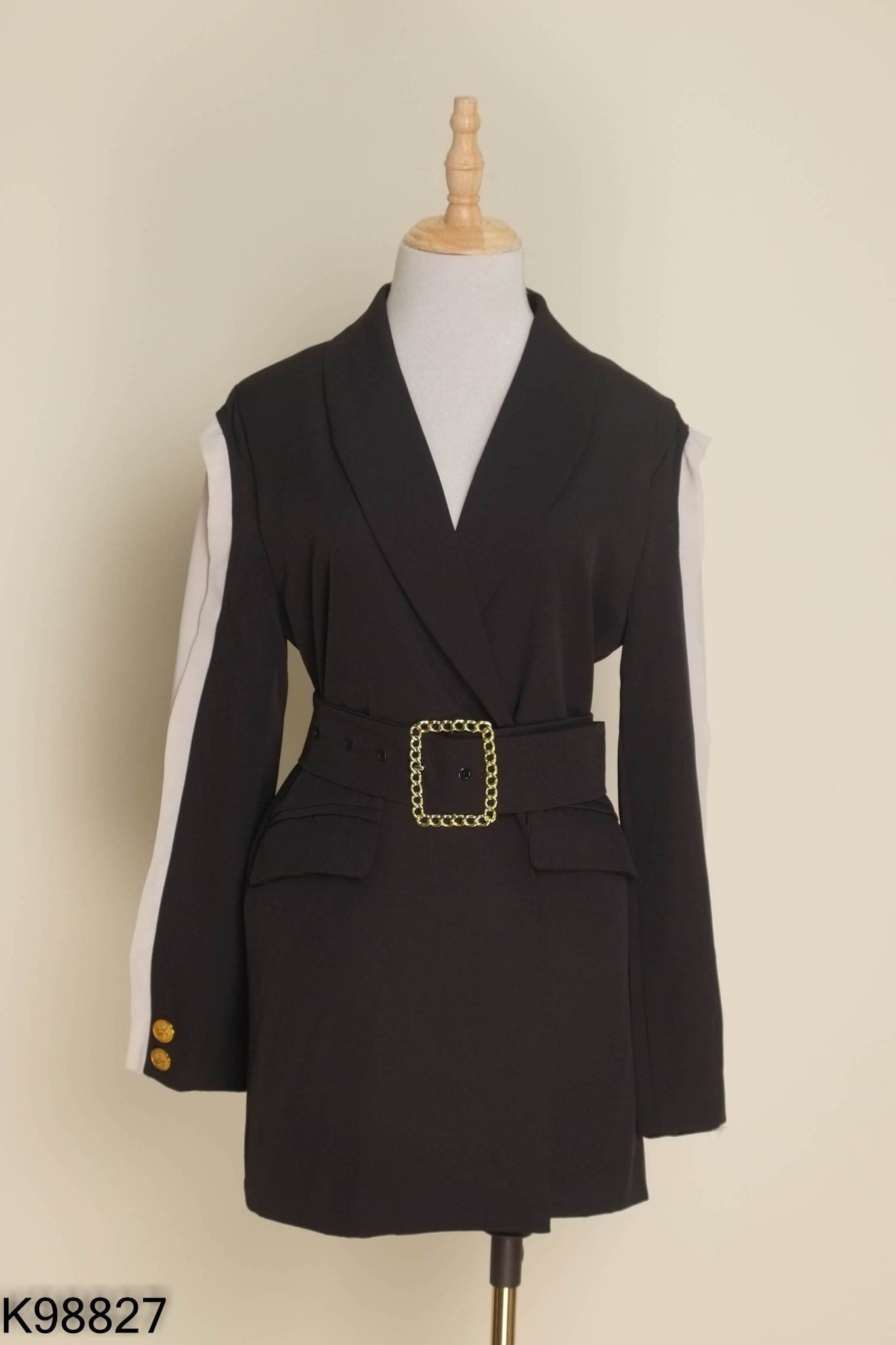 Blazer đen kèm đai