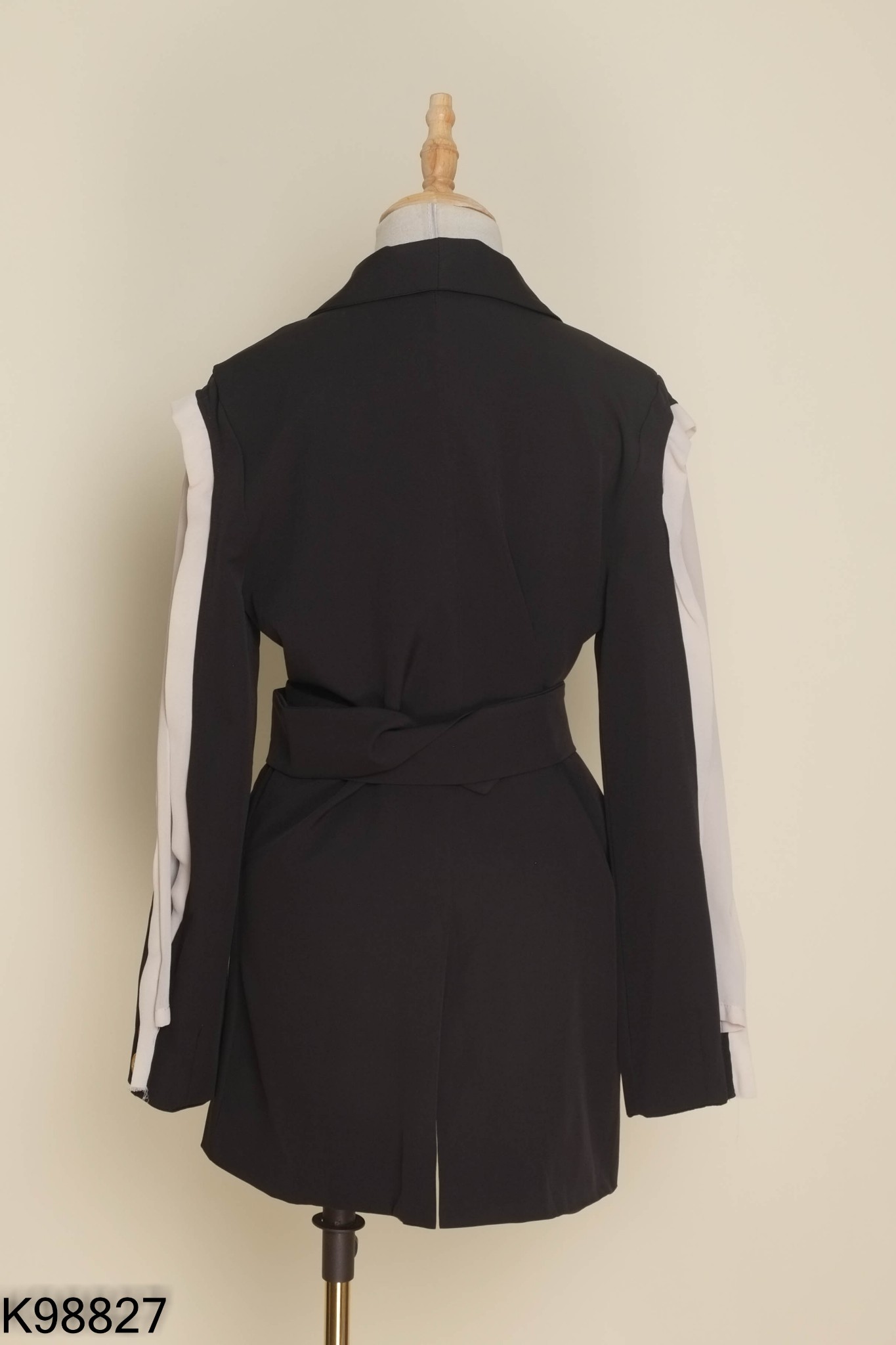 Blazer đen kèm đai