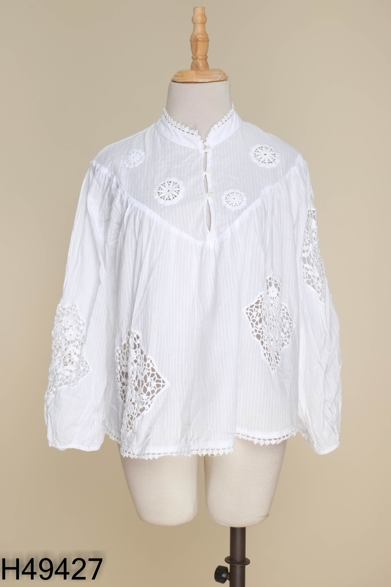 Áo trắng ZARA thêu họa tiết