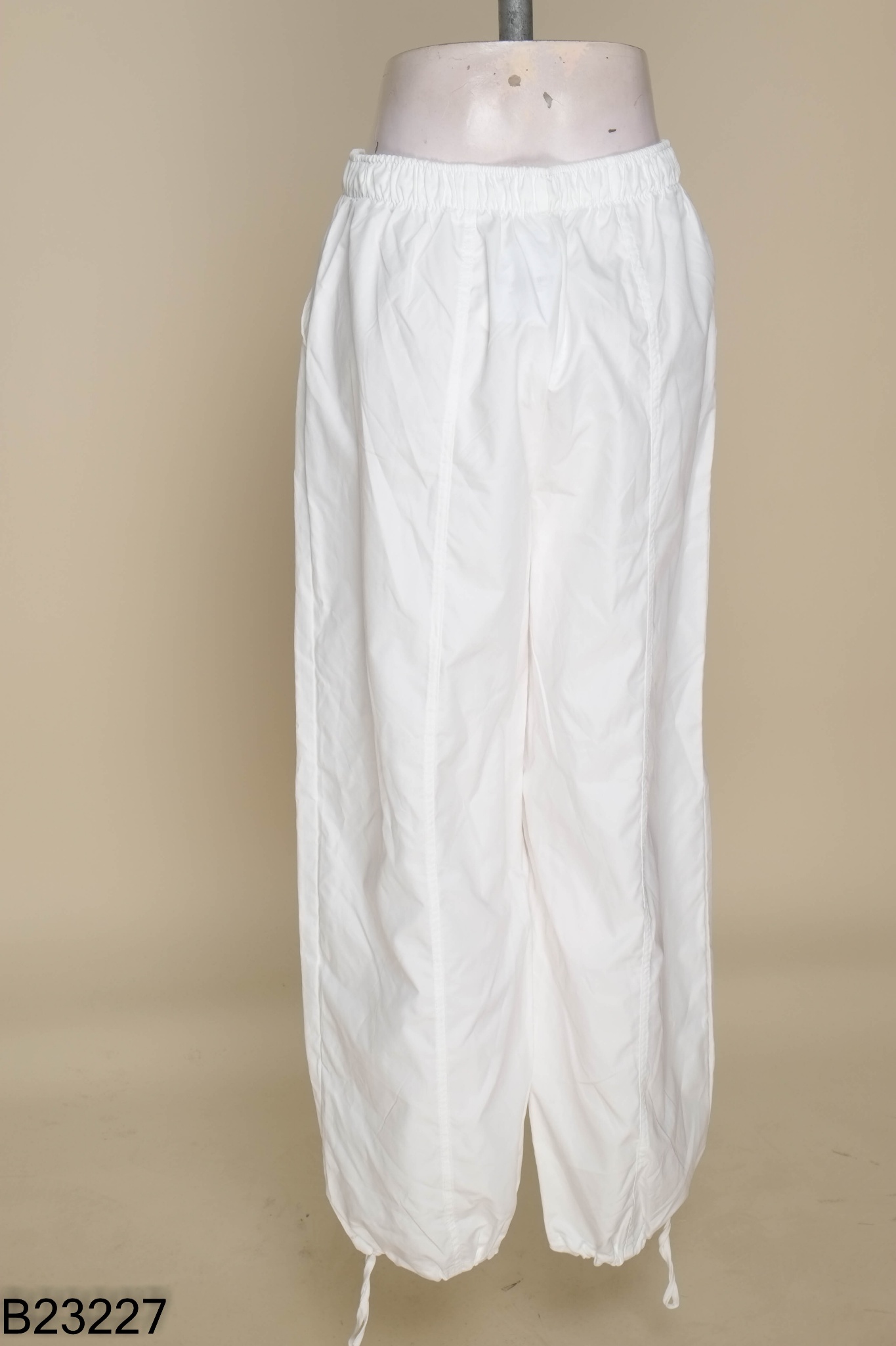 NEWTAG Quần jogger trắng