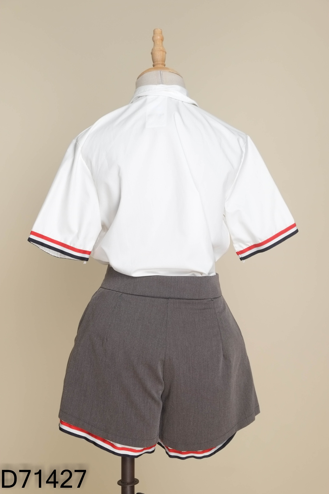 Set Áo sơ mi trắng + quần shorts xám