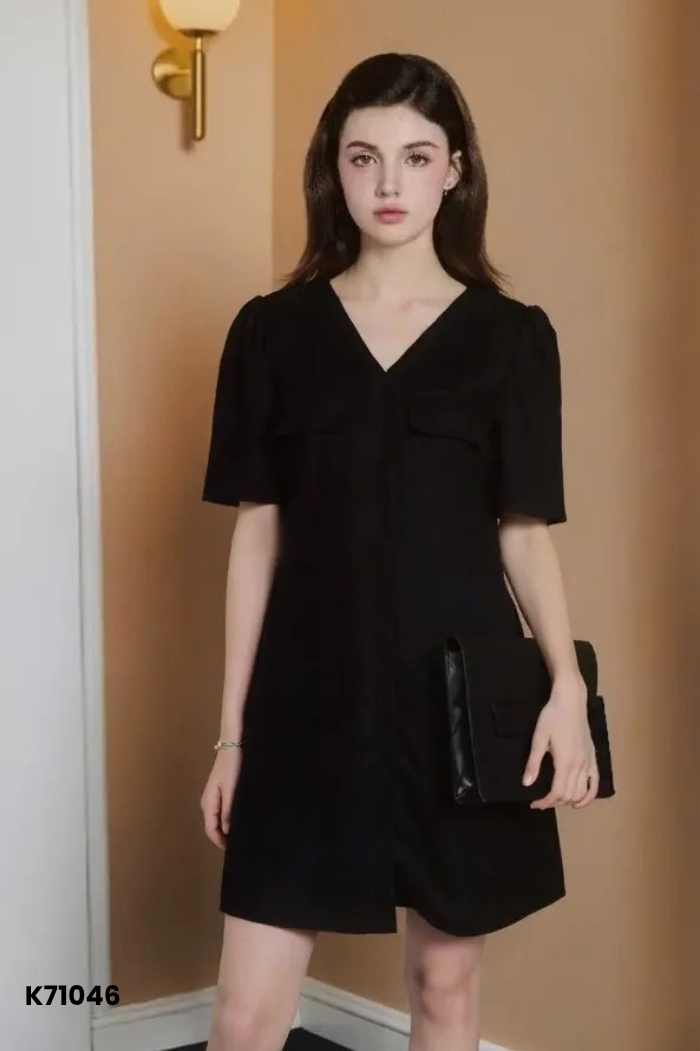 Váy đen cổ V