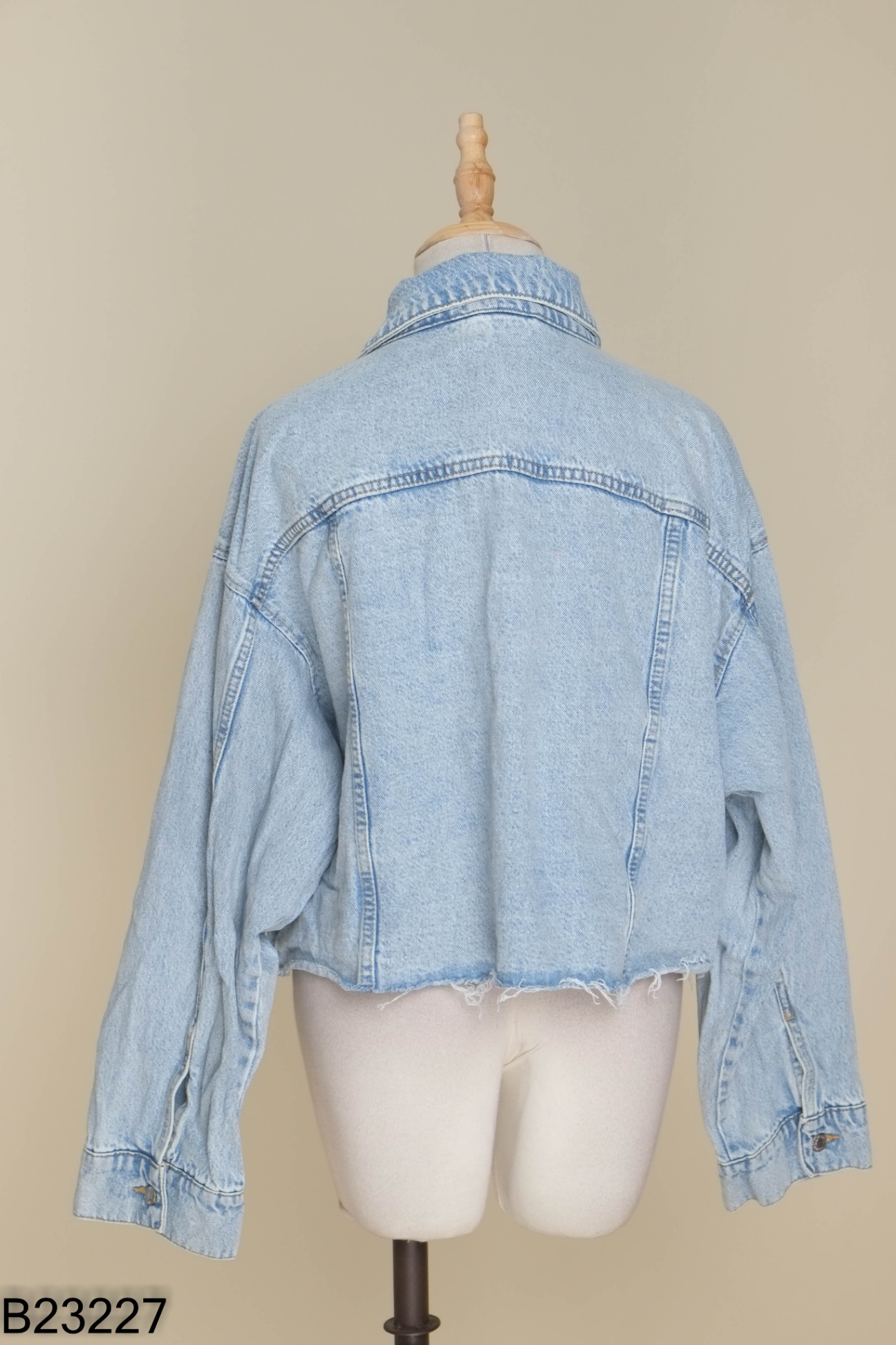Áo HM khoác jeans xanh tua rua