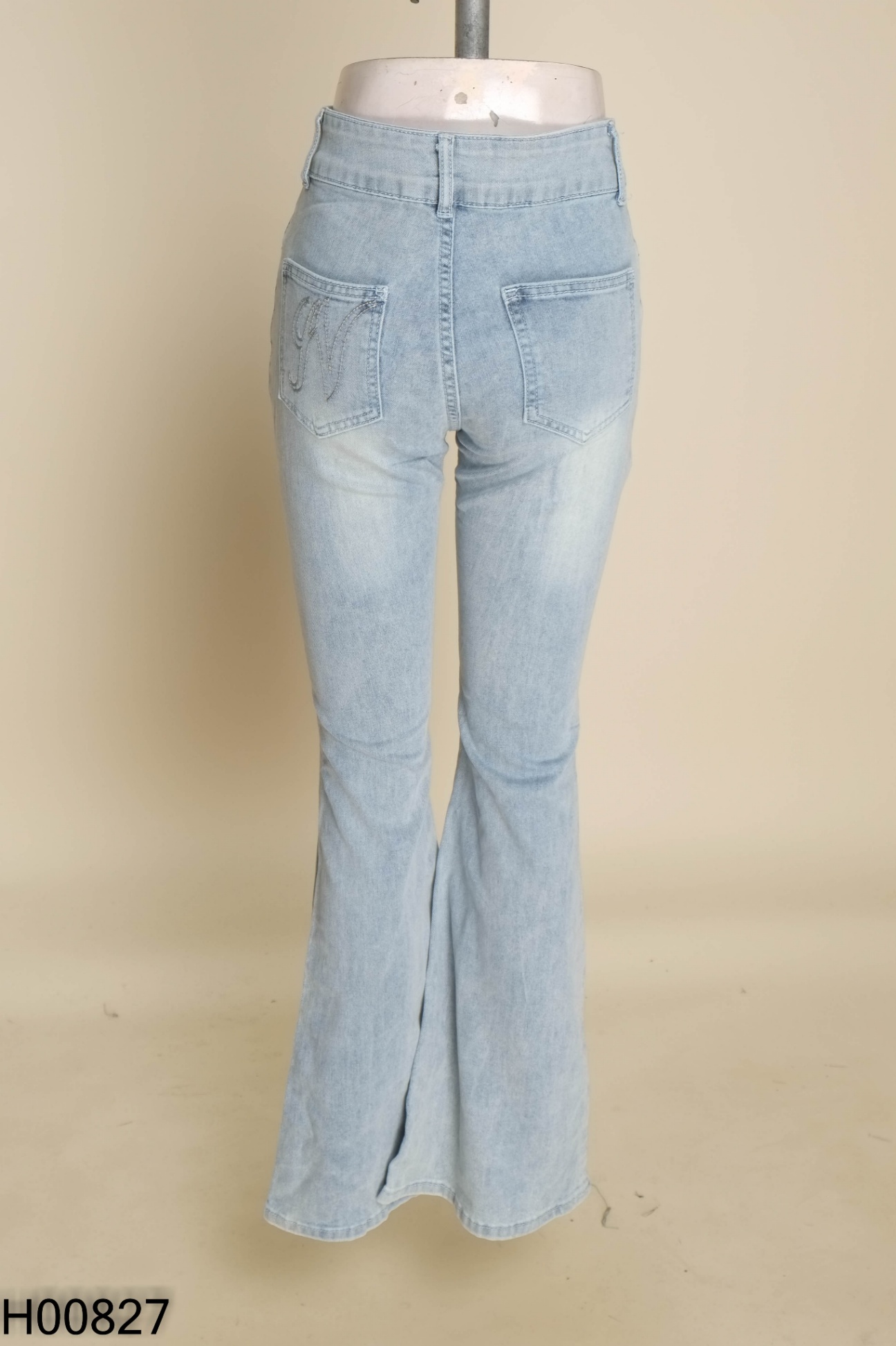 Quần jeans xanh ống loe