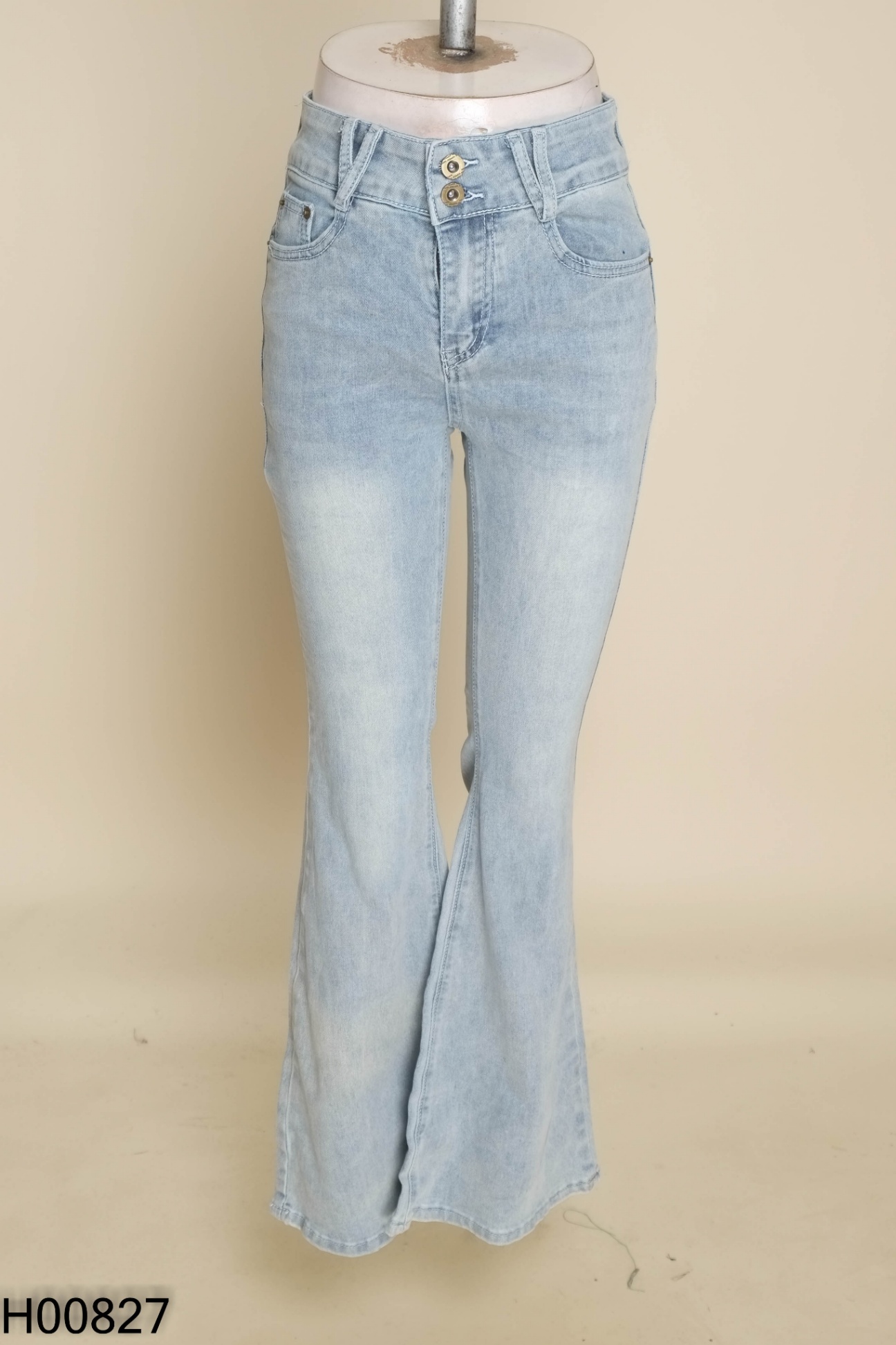 Quần jeans xanh ống loe