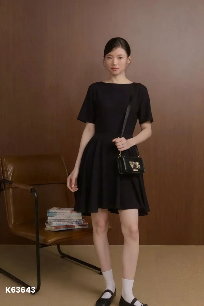 Váy đen khoét lưng