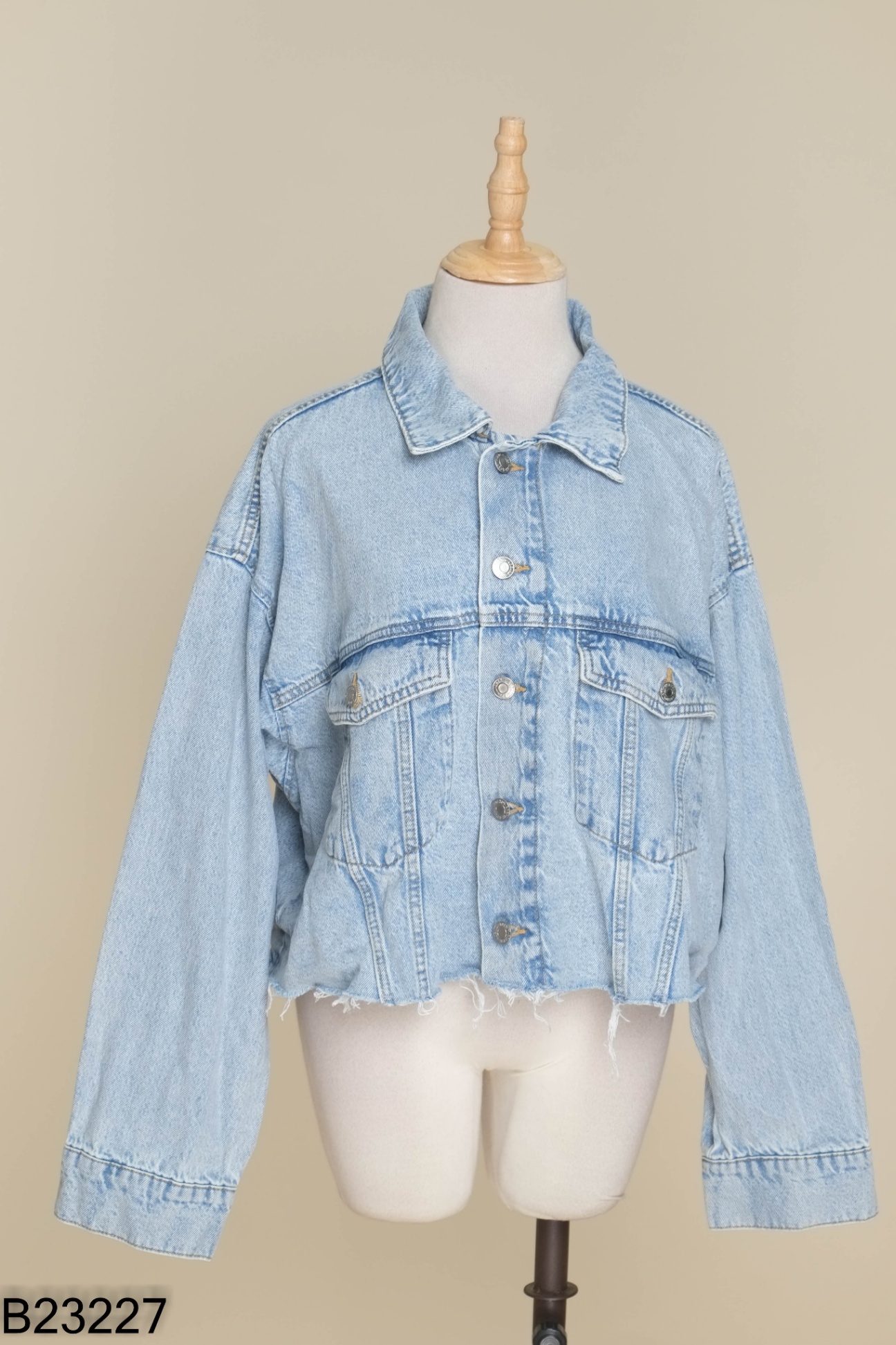 Áo HM khoác jeans xanh tua rua