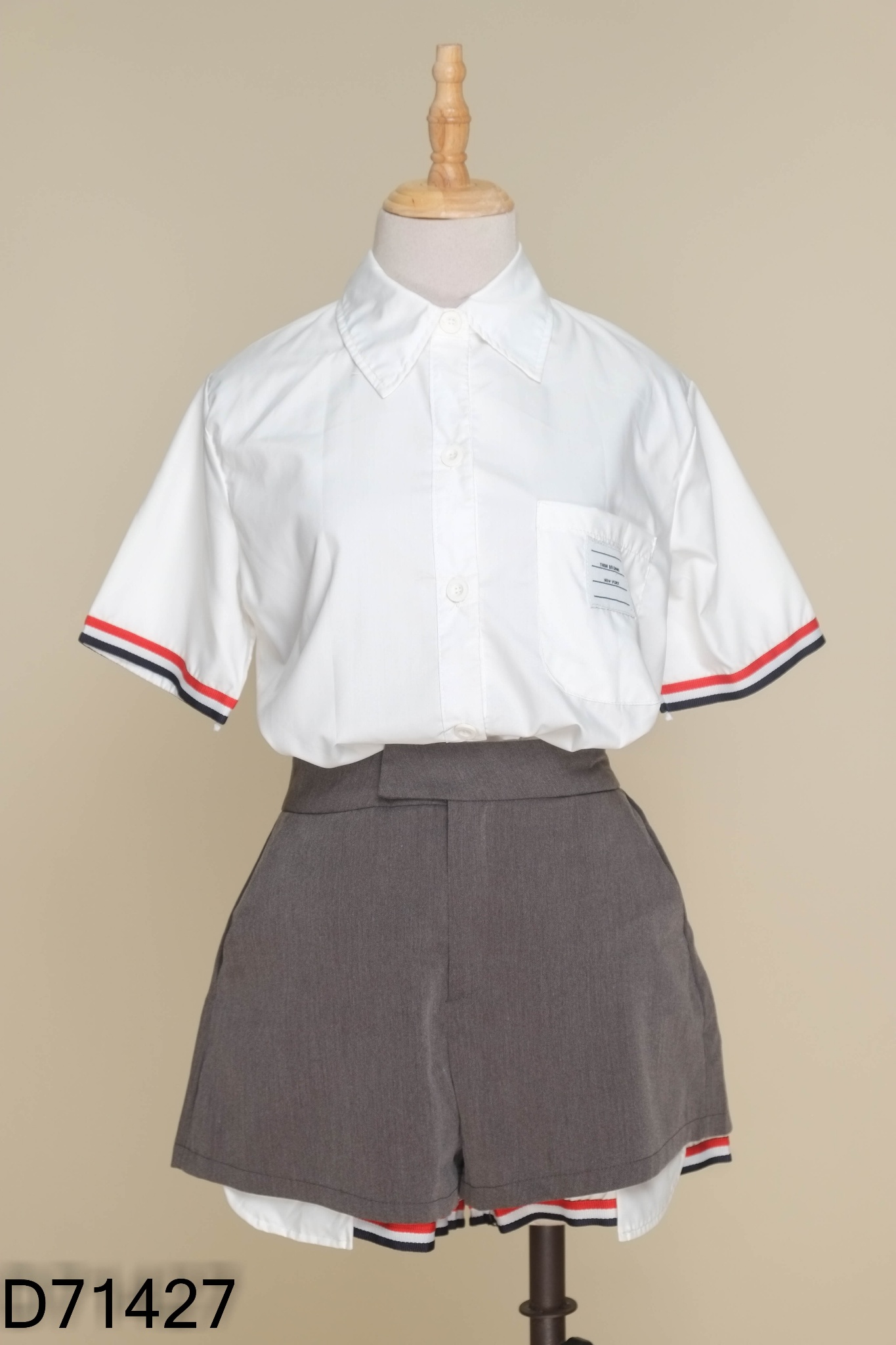 Set Áo sơ mi trắng + quần shorts xám