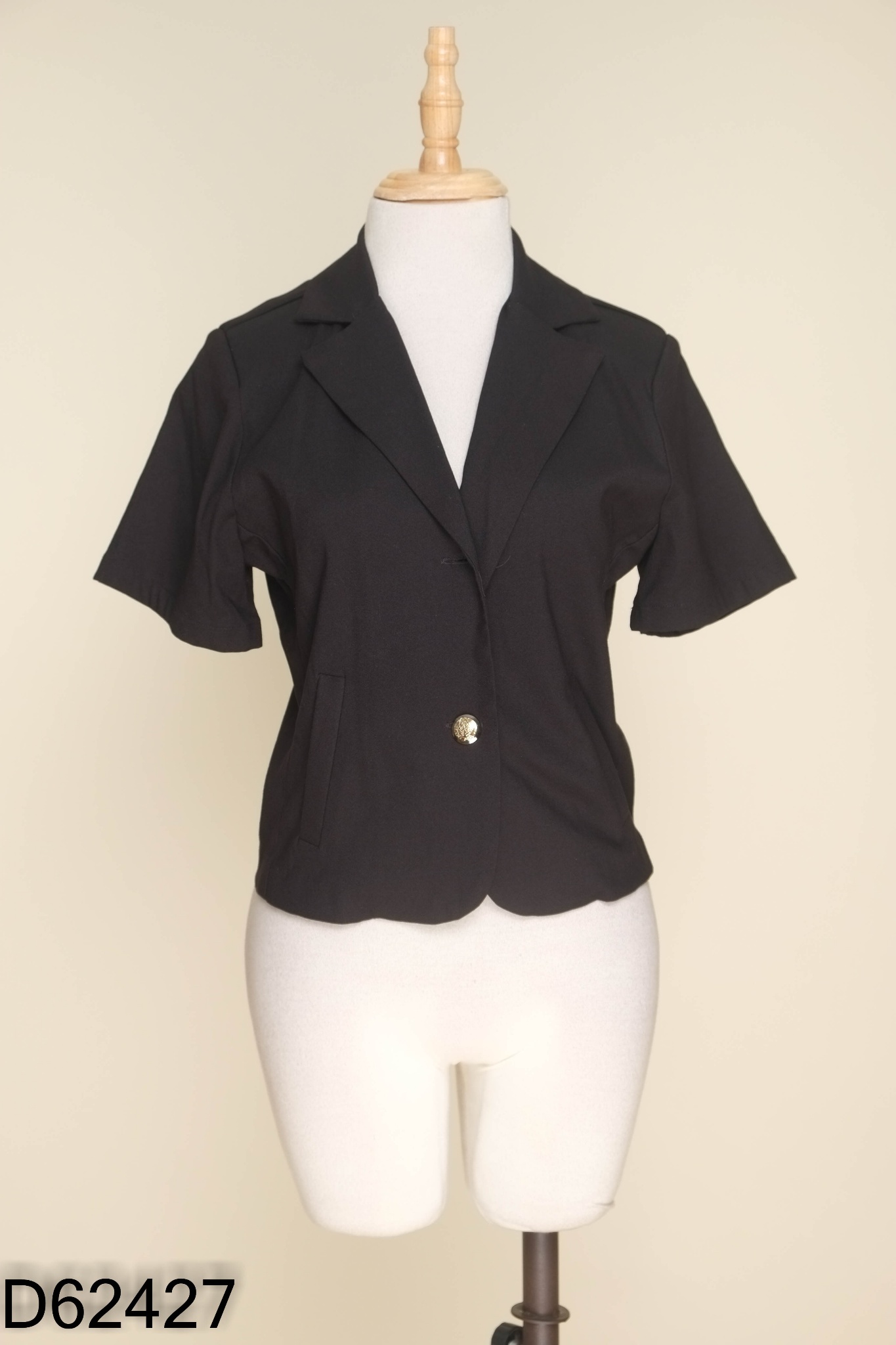 Áo đen cổ vest