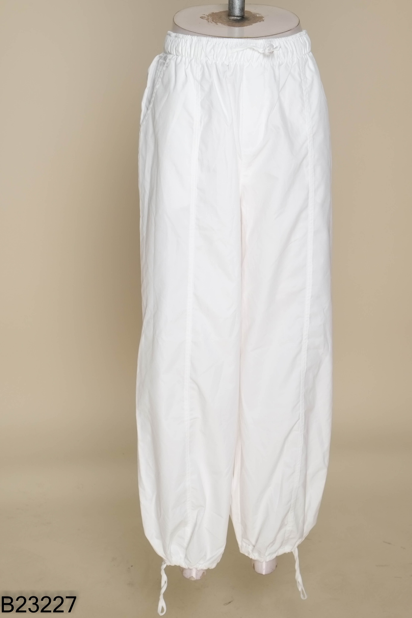 NEWTAG Quần jogger trắng