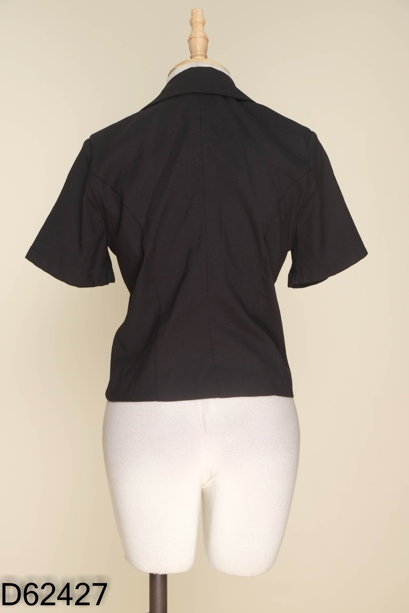 Áo đen cổ vest