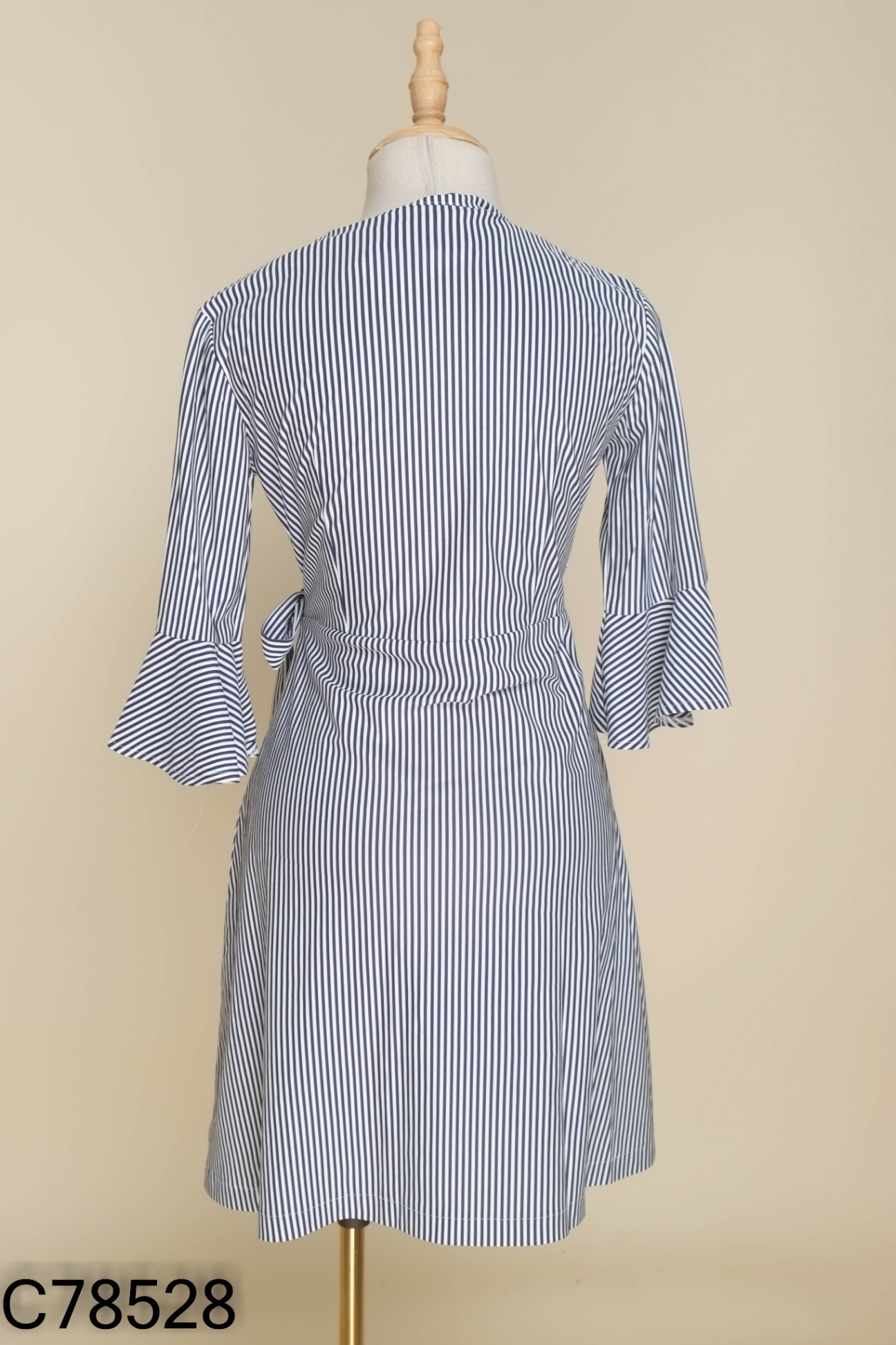 Váy BASIC BY LIIN trắng kẻ xanh