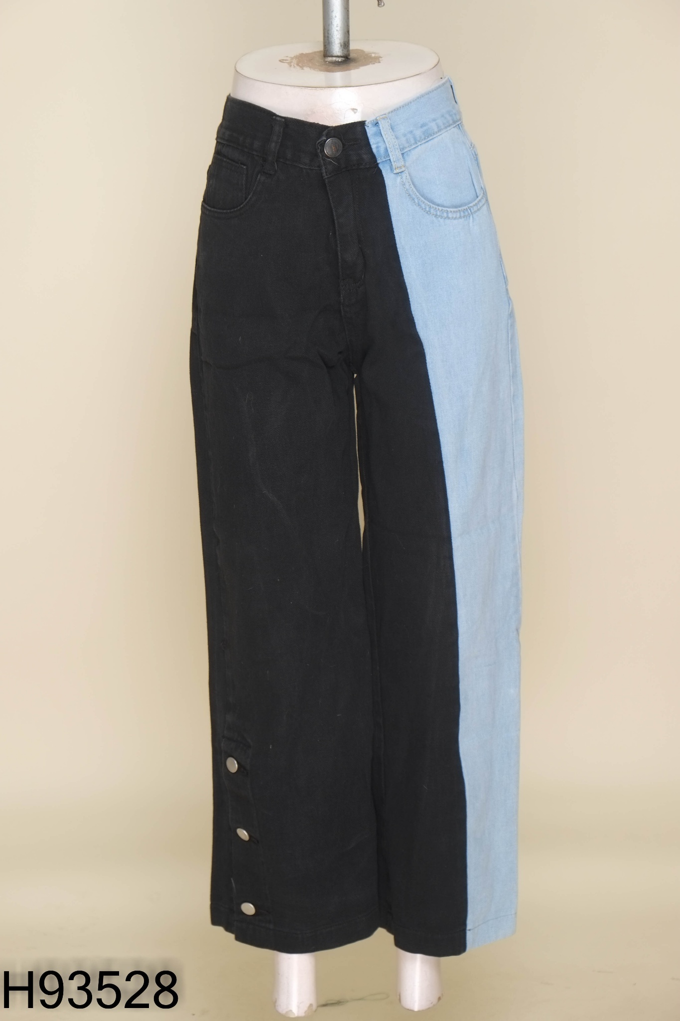 Quần jeans xanh phối đen