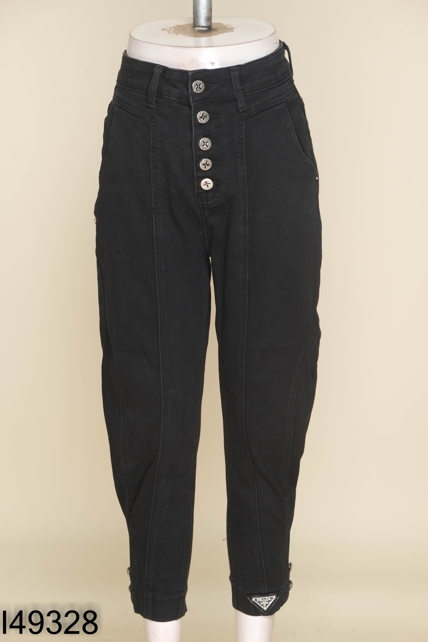 Quần jeans đen phối khuy