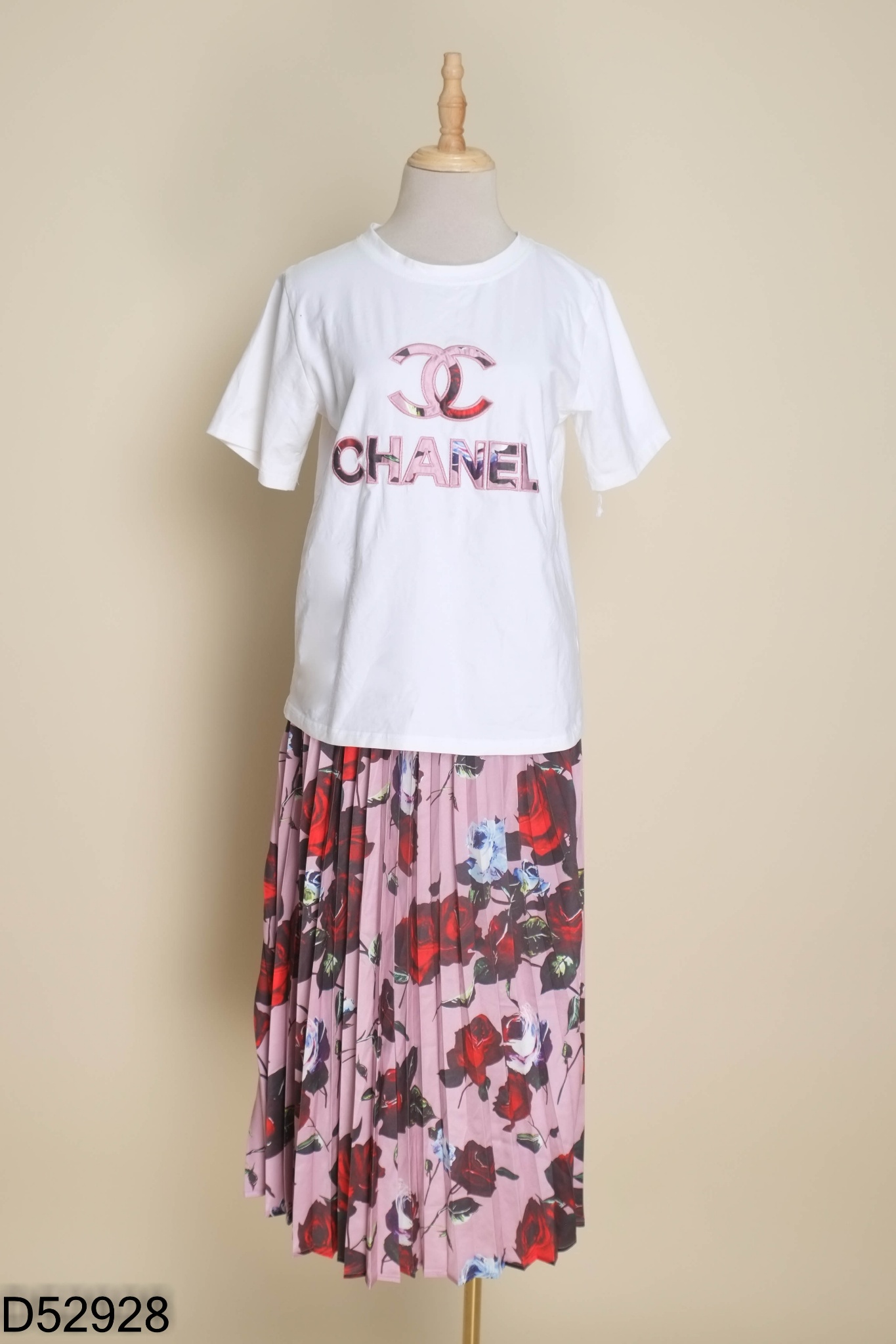 Set áo phông trắng + chân váy hoa