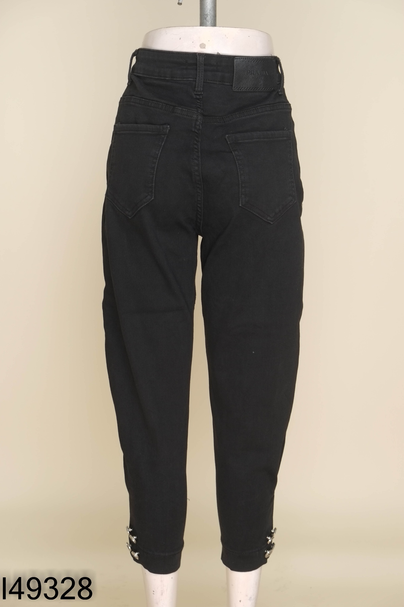 Quần jeans đen phối khuy