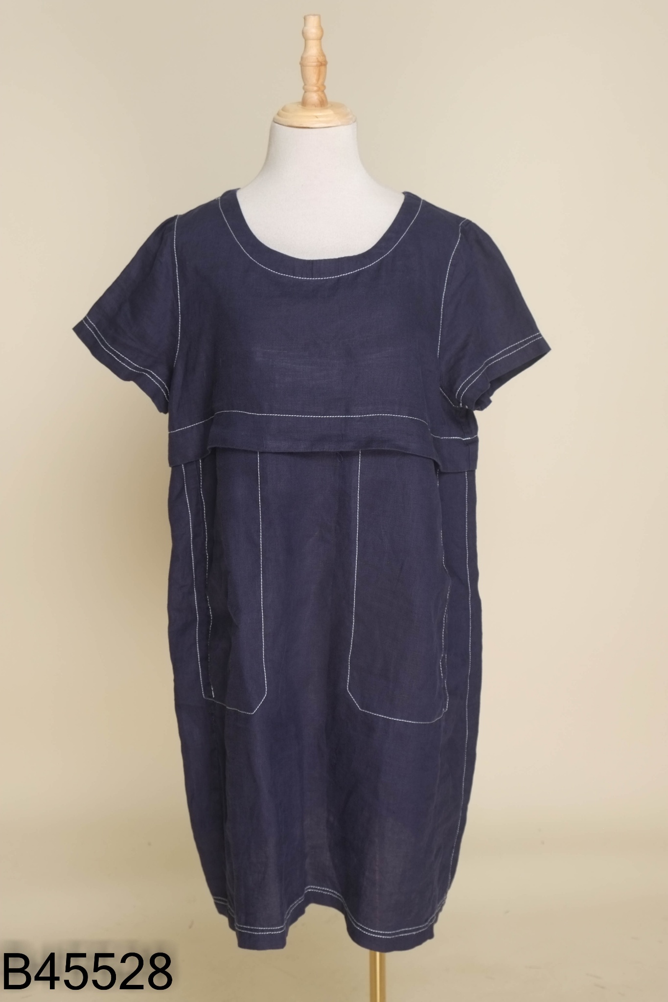 Váy xanh than viền chỉ trắng