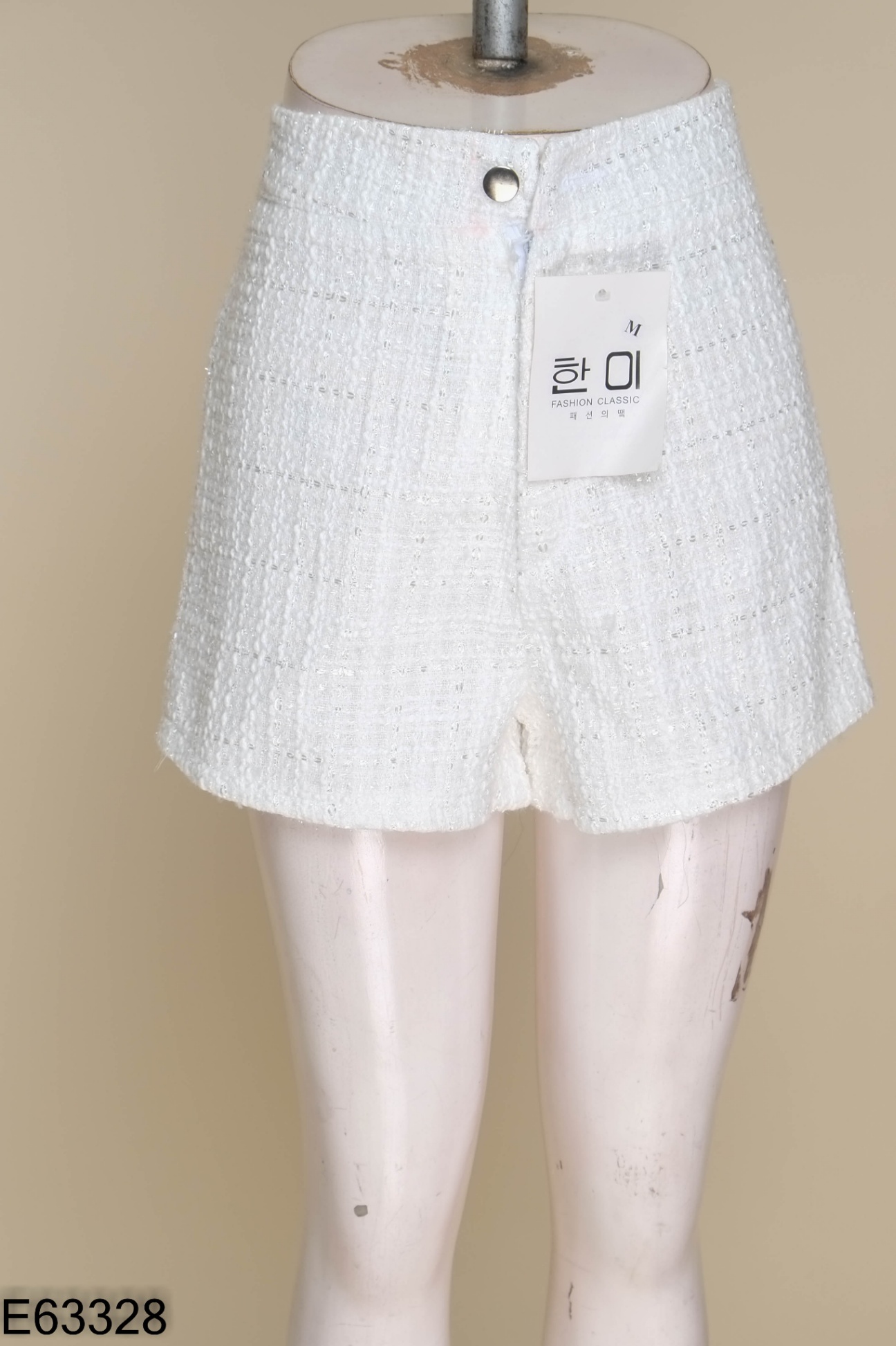NÊWTAG Quần shorts dạ trắng
