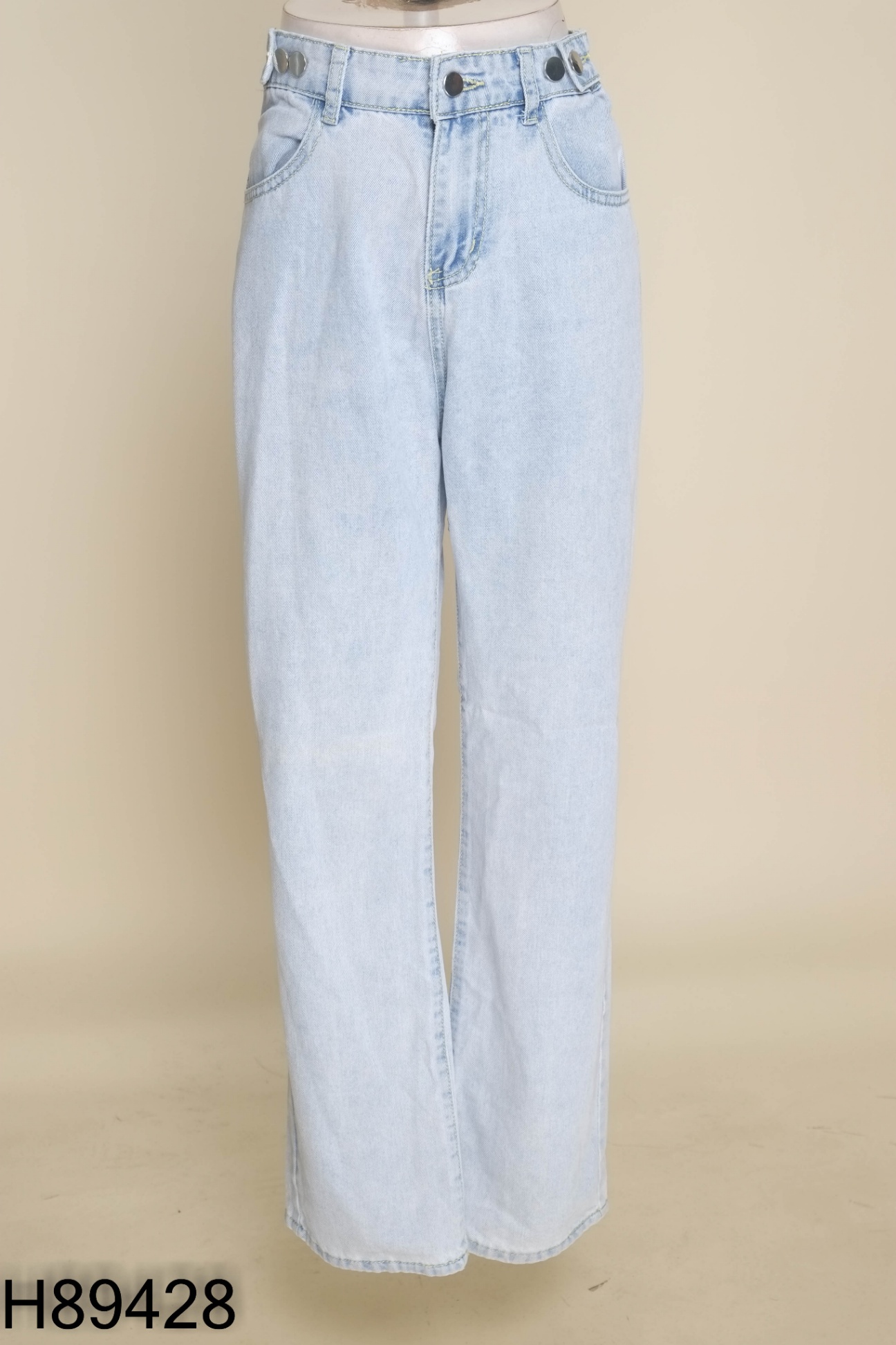 Quần jeans xanh nhạt