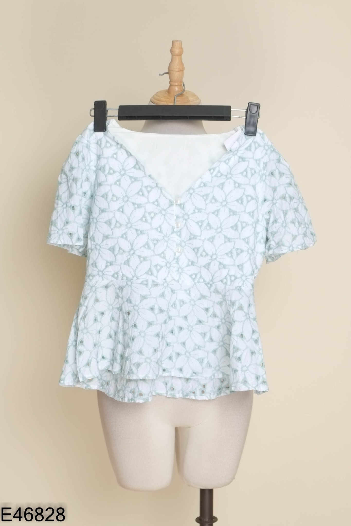 Áo trắng thêu chỉ xanh