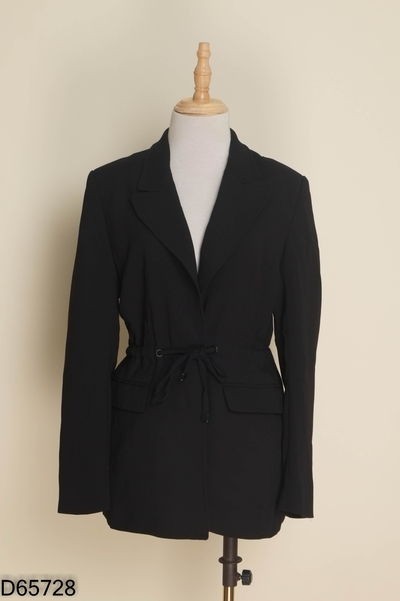 Áo đen MANGO cổ vest rút eo