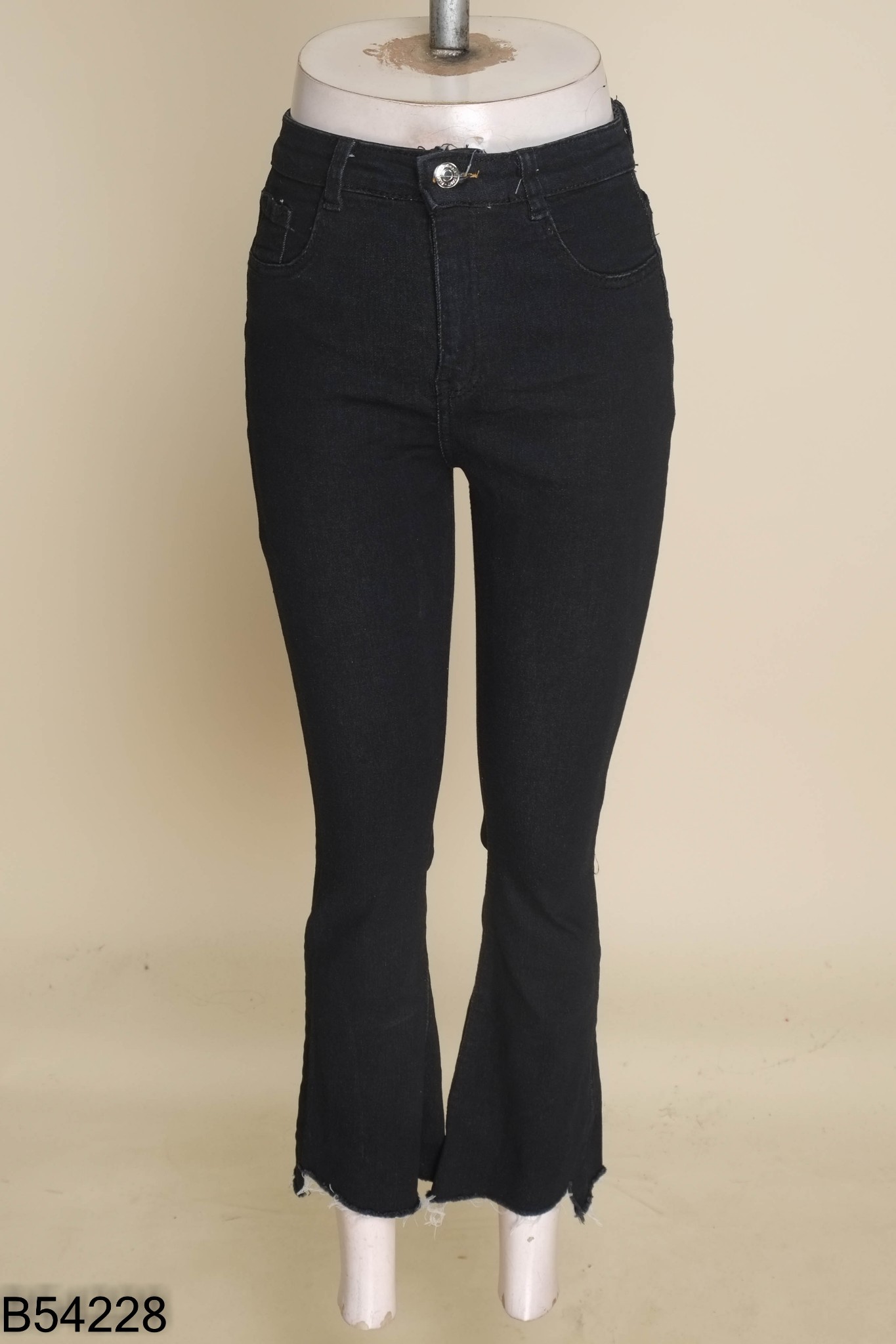 Quần jeans đen cắt gấu