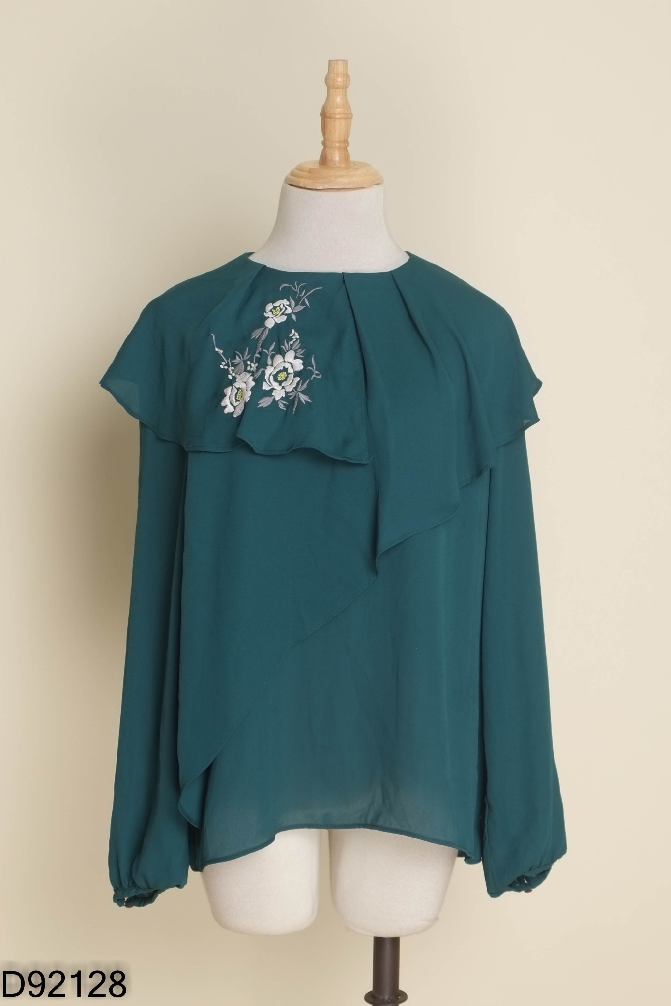 Áo kiểu xanh thêu hoa