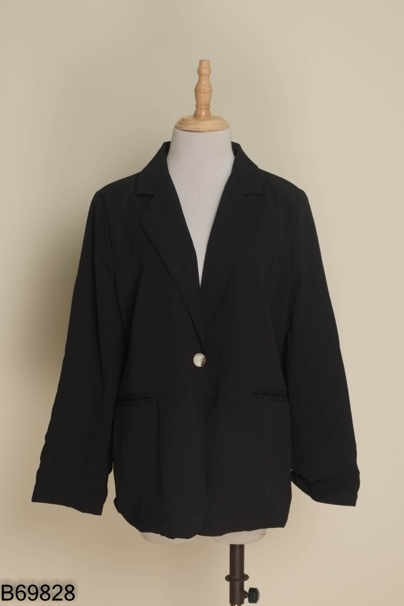 Áo blazer đen có đệm vai