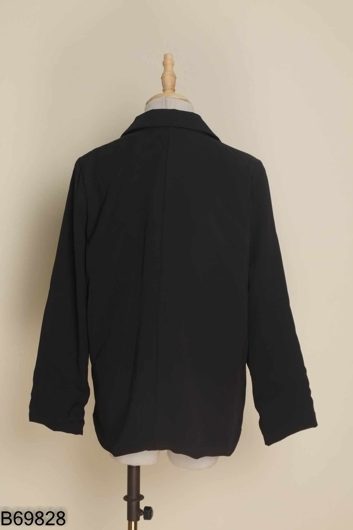 Áo blazer đen có đệm vai