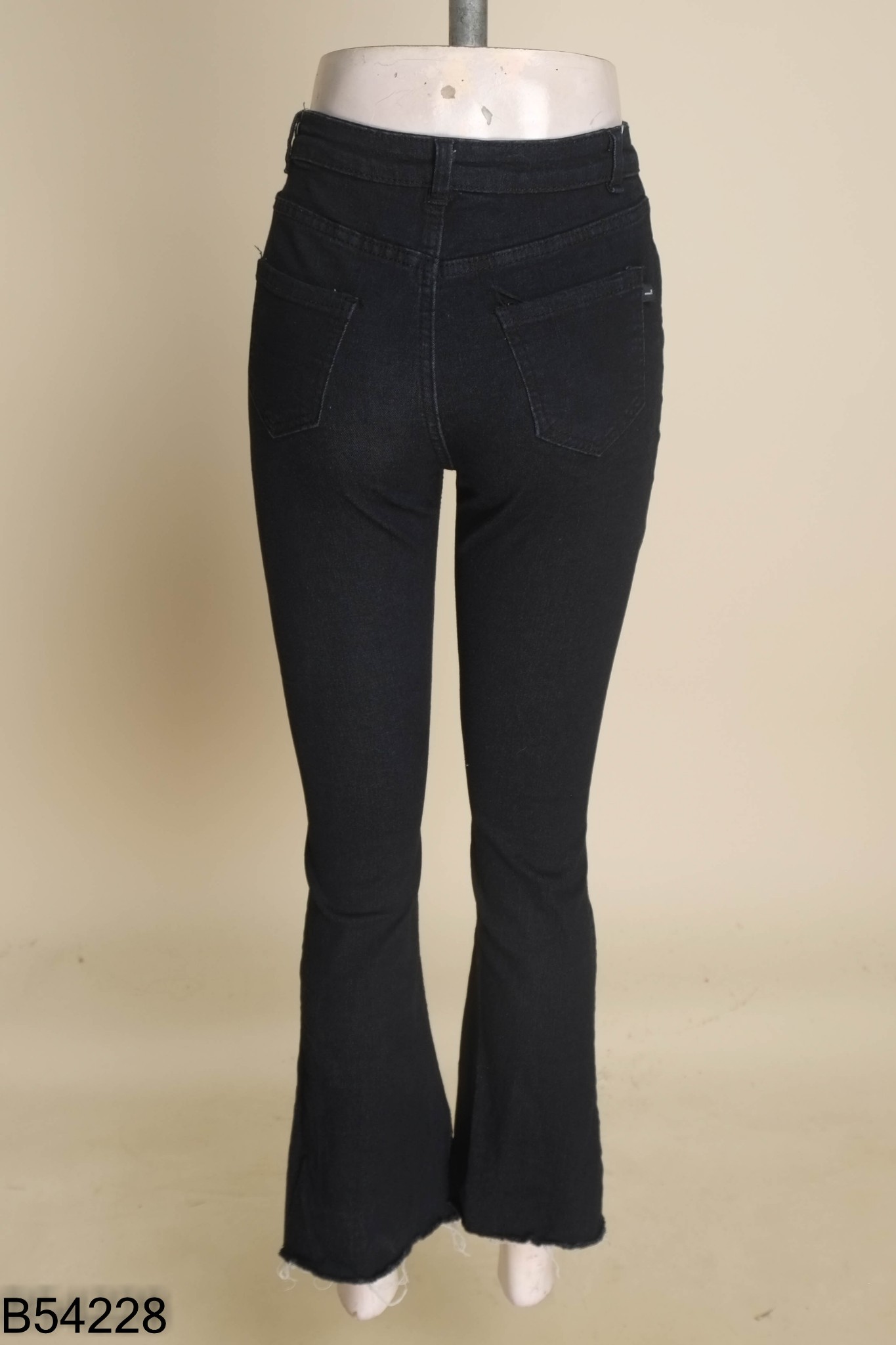 Quần jeans đen cắt gấu