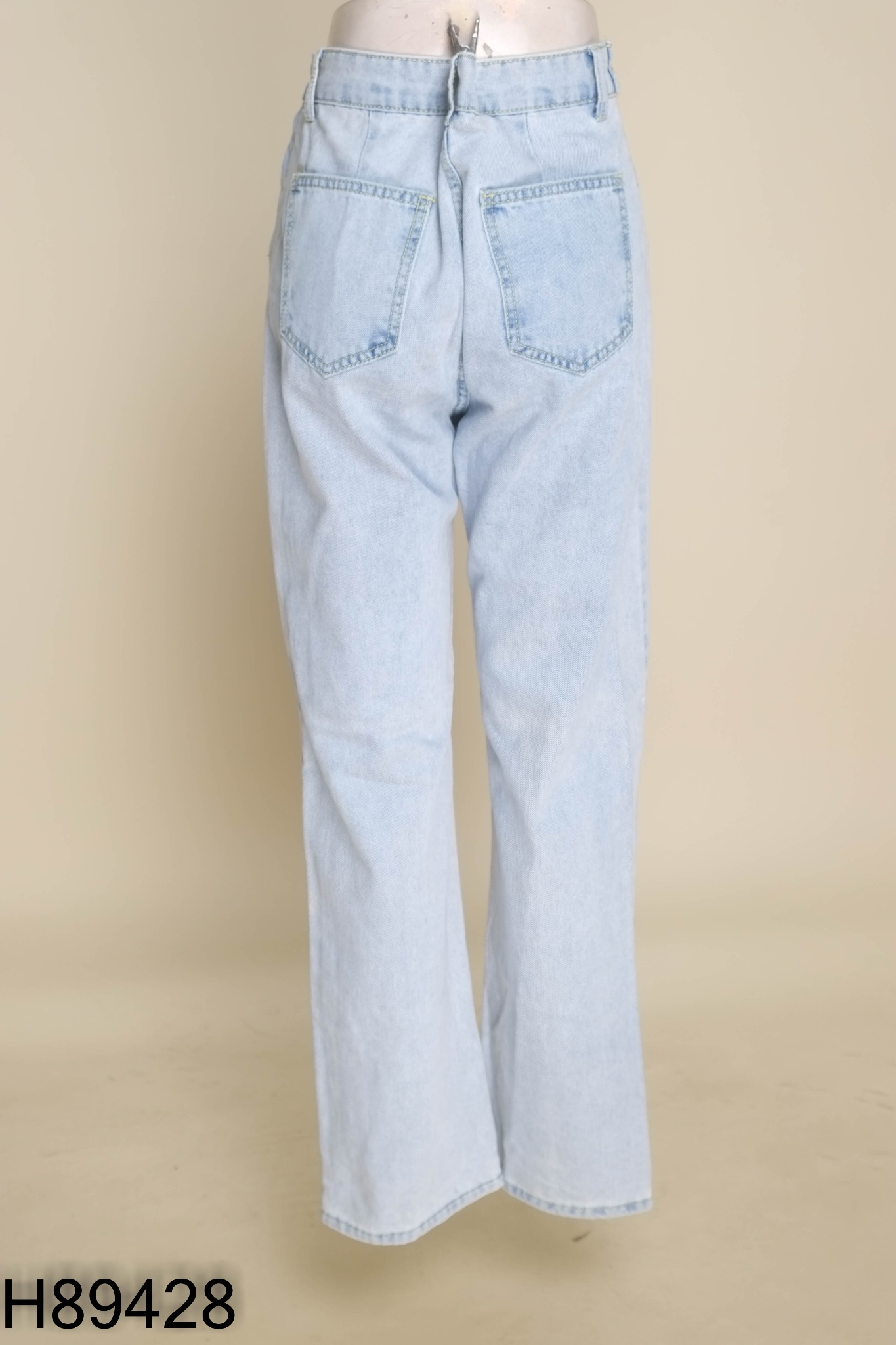 Quần jeans xanh nhạt