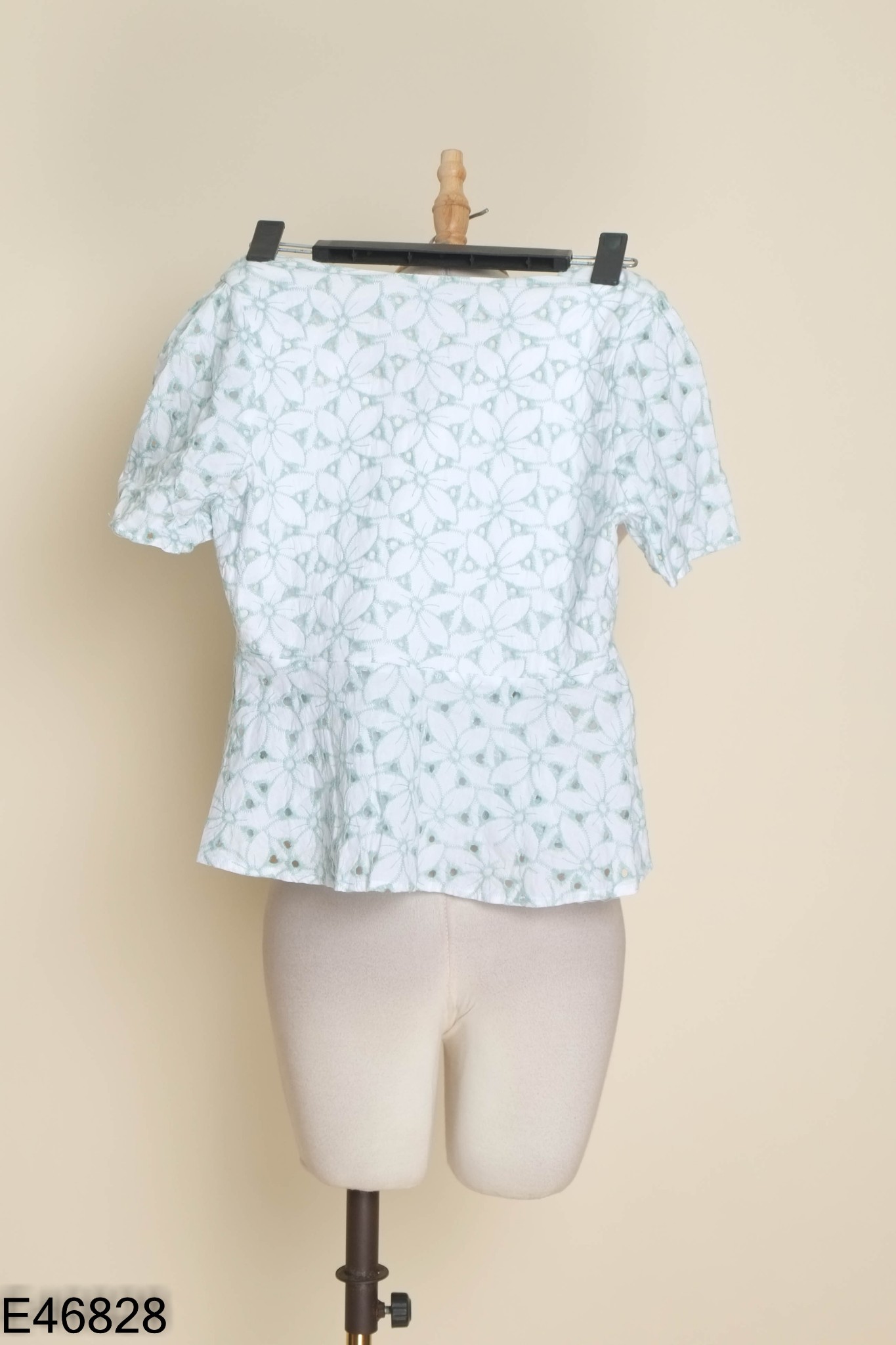 Áo trắng thêu chỉ xanh