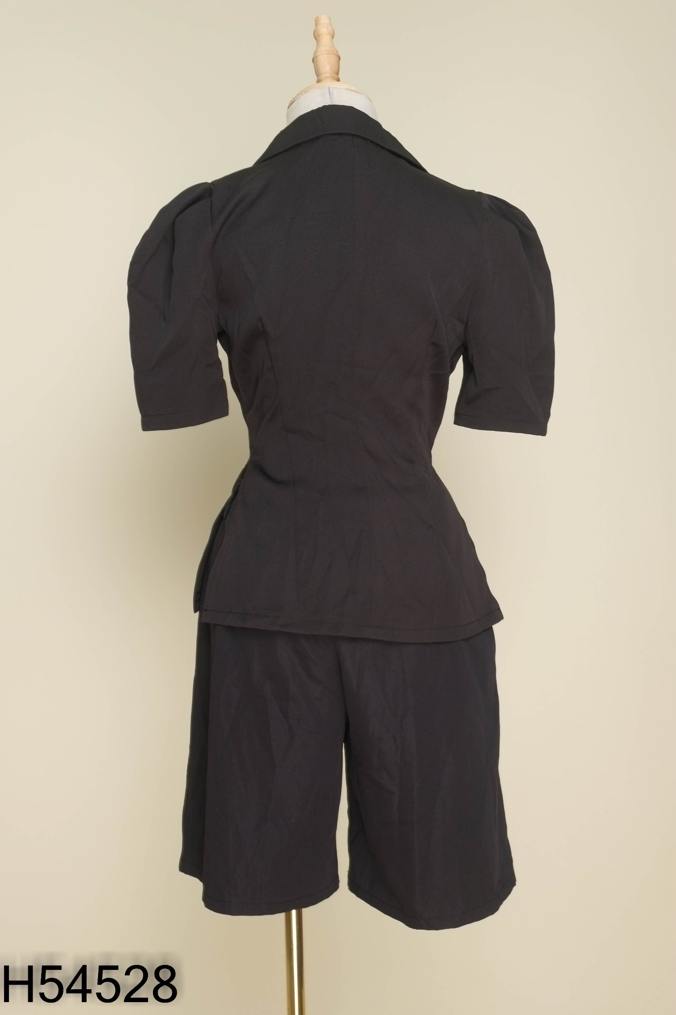 Set Áo đen cổ vest + quần shorts