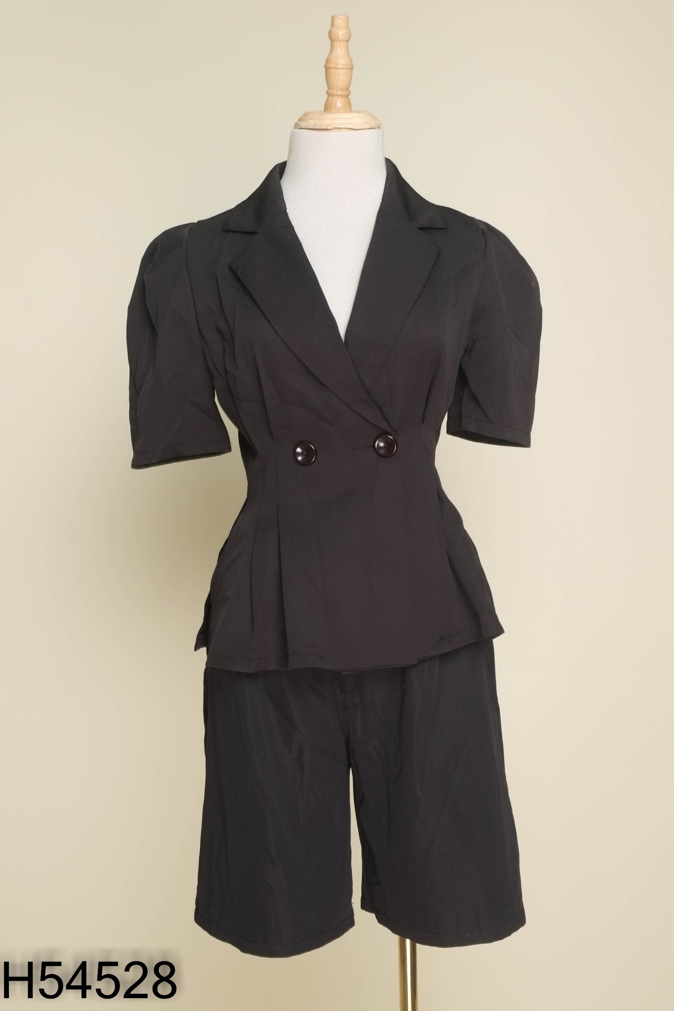 Set Áo đen cổ vest + quần shorts