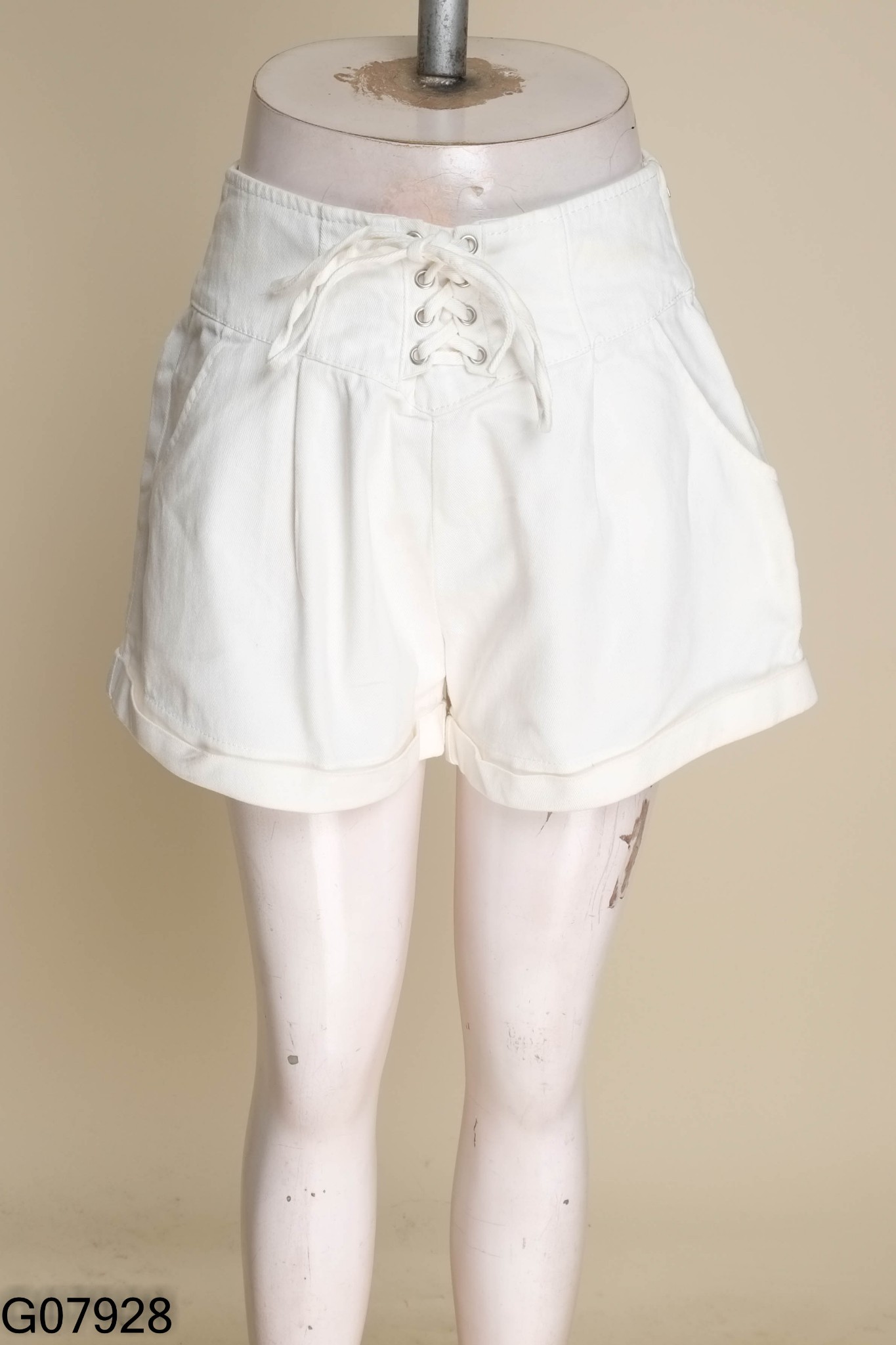 Quần shorts trắng đan dây