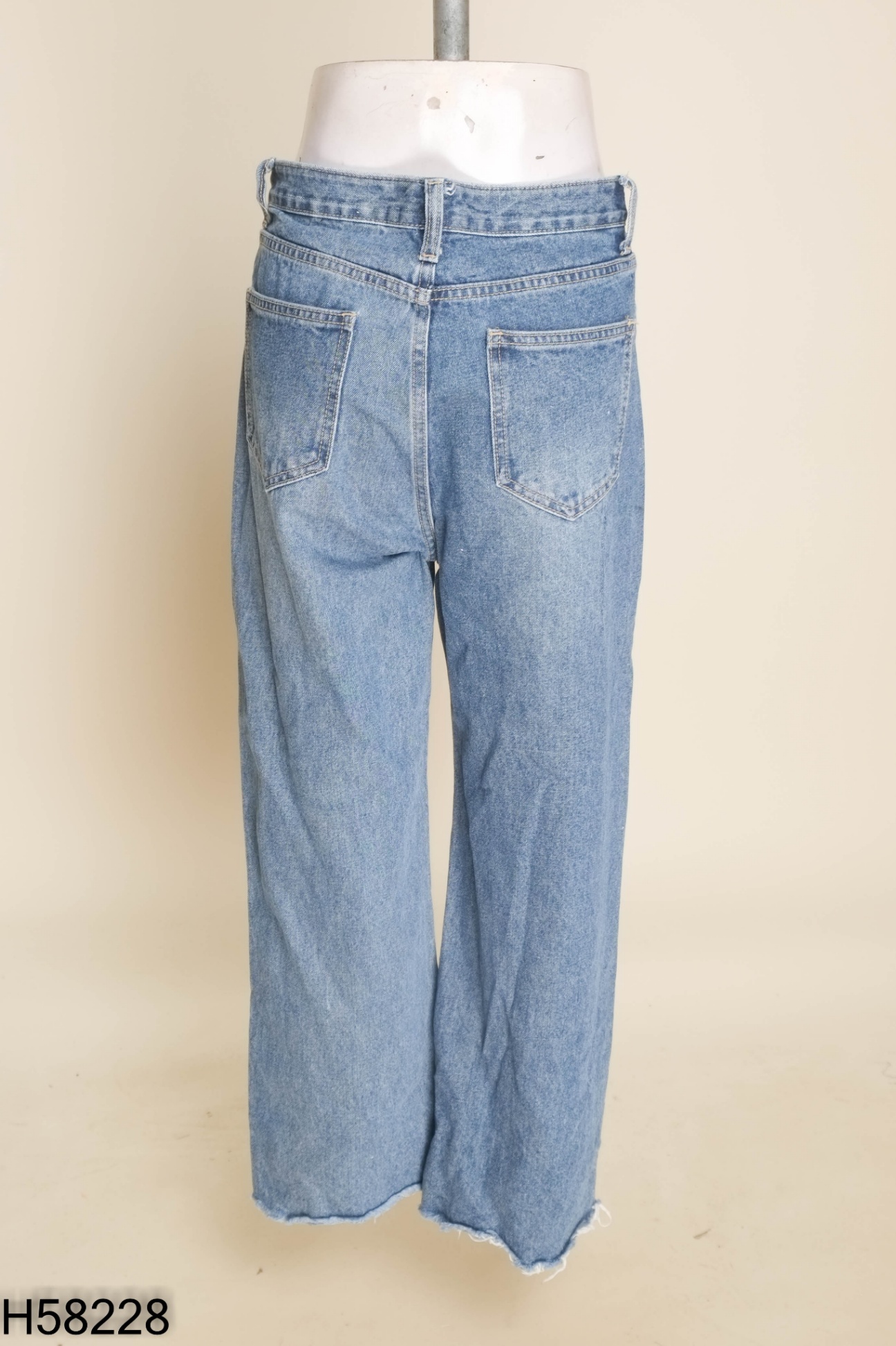 Quần jeans xanh ống rộng