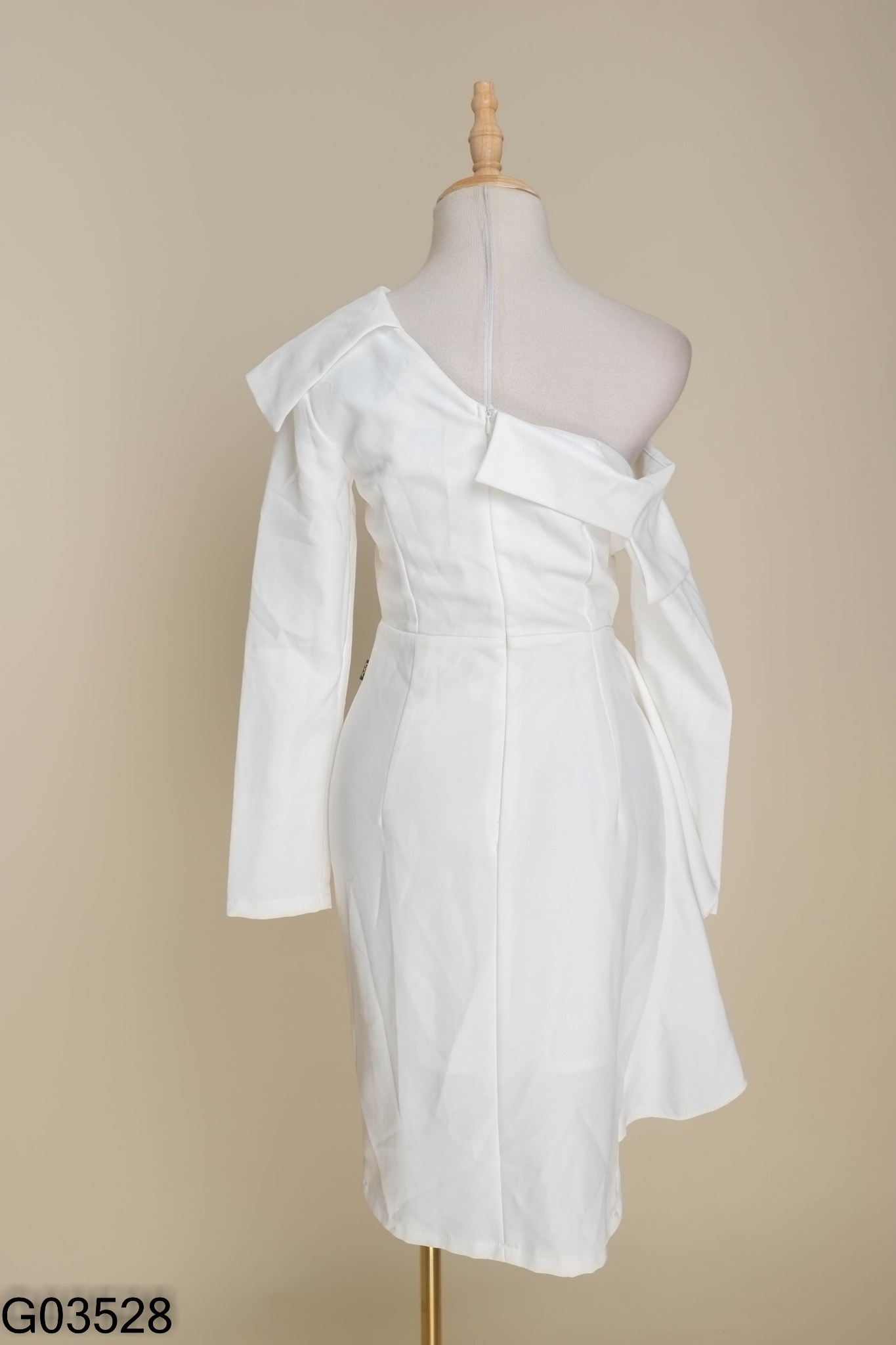 Váy trắng phối cổ vest