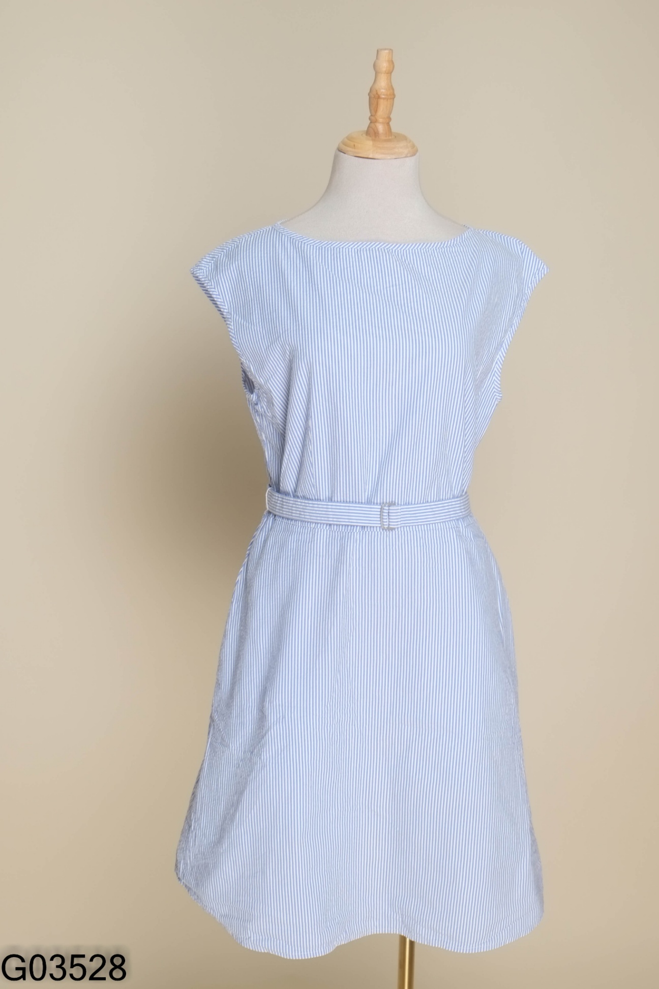 Váy UNIQLO xanh sọc trắng kèm đai