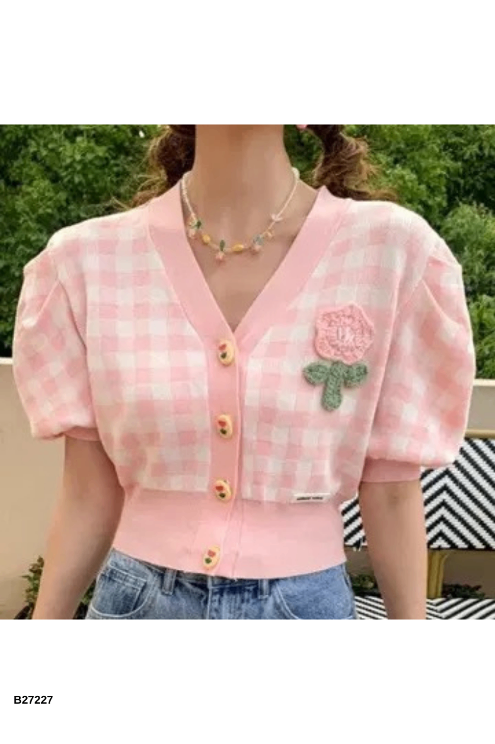 Áo hồng kẻ phối hoa