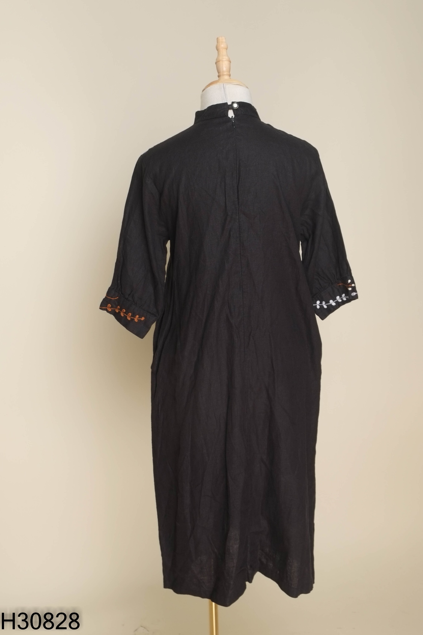 Váy linen đen thêu hoa