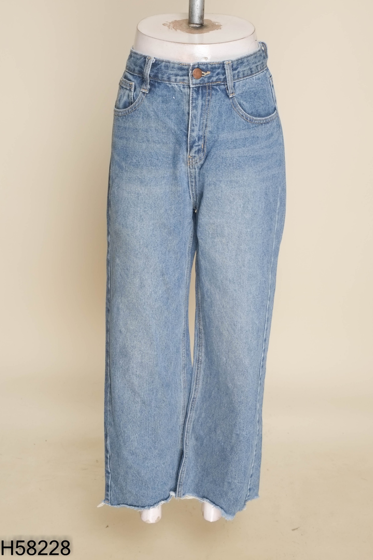 Quần jeans xanh ống rộng
