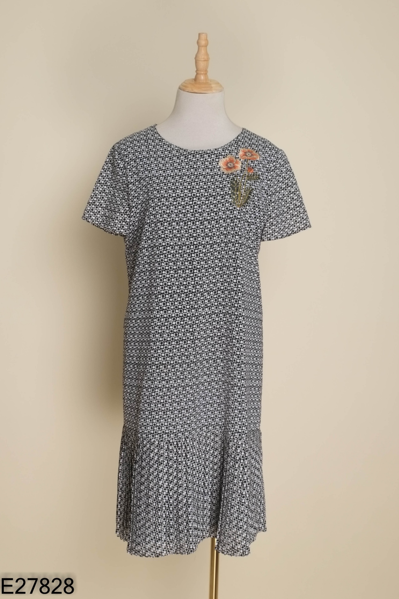 Váy CHIC-LAND xanh than phối trắng thêu hoa