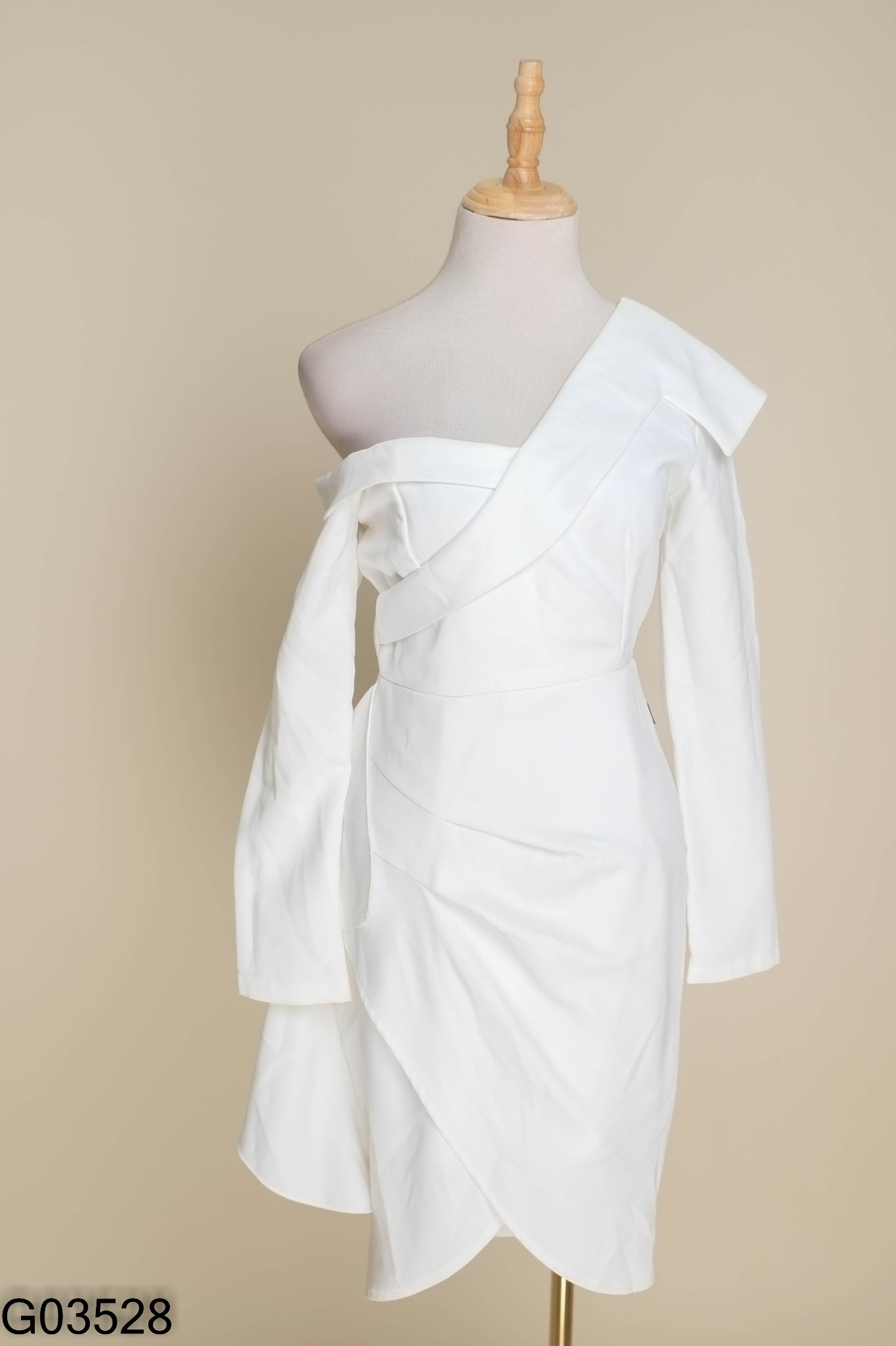 Váy trắng phối cổ vest