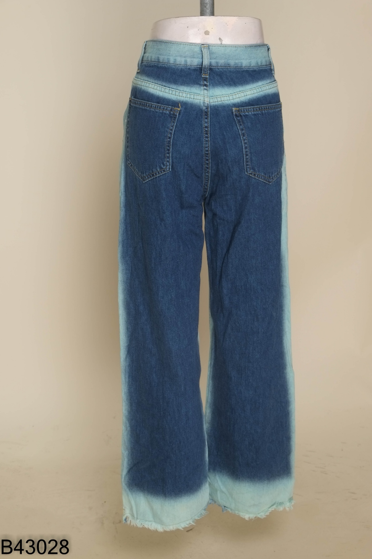 Quần jeans xanh loang