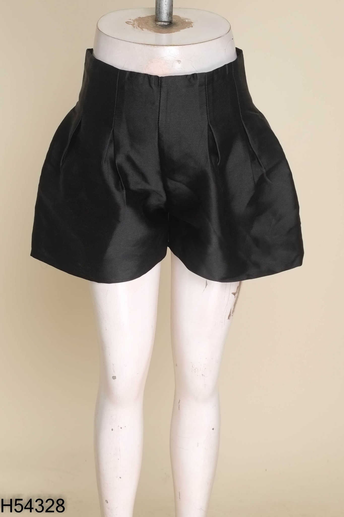 Quần shorts taffta đen