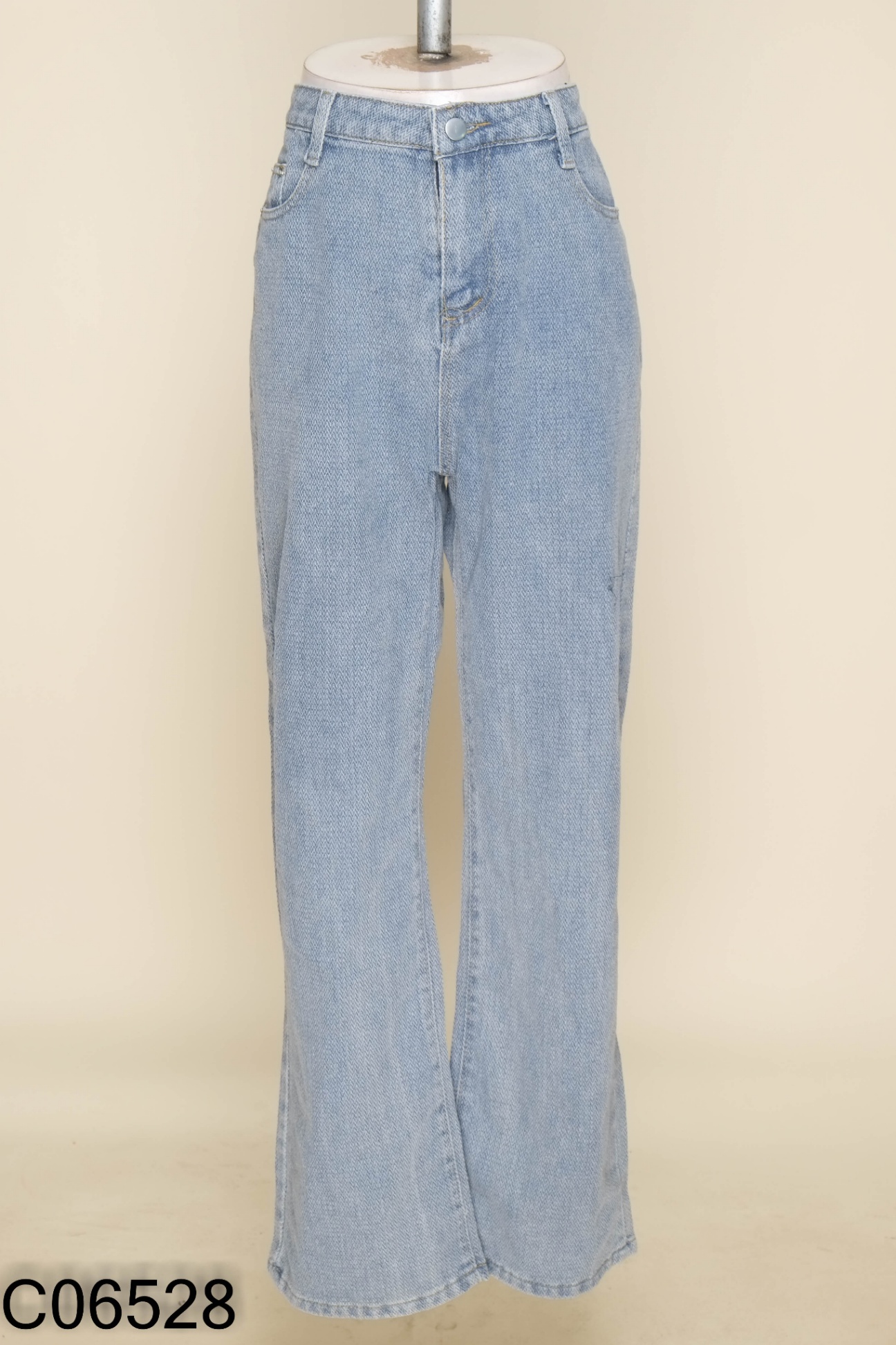 Quần jeans xanh họa tiết